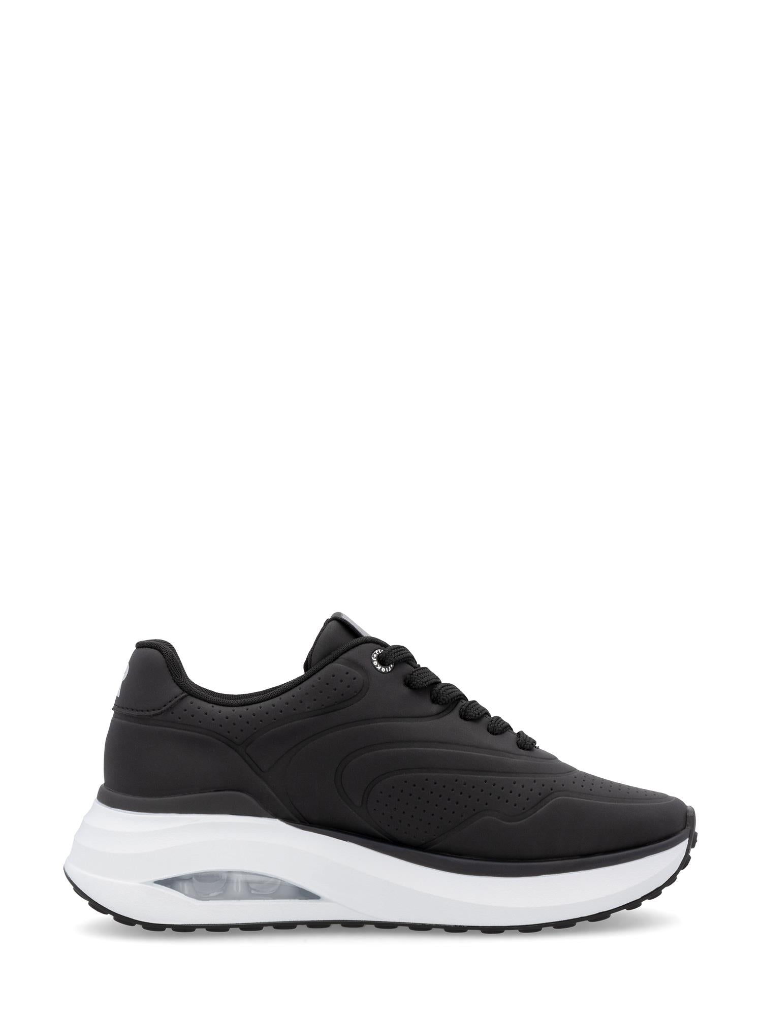03568 Rieker DrySport-sneakeren fra Rieker Comfort & Style har en svart vegansk overdel, tykk hvit såle, svarte lisser og en synlig luftpute i hælen, som gir pustende komfort. Vist i profil mot en vanlig hvit bakgrunn.