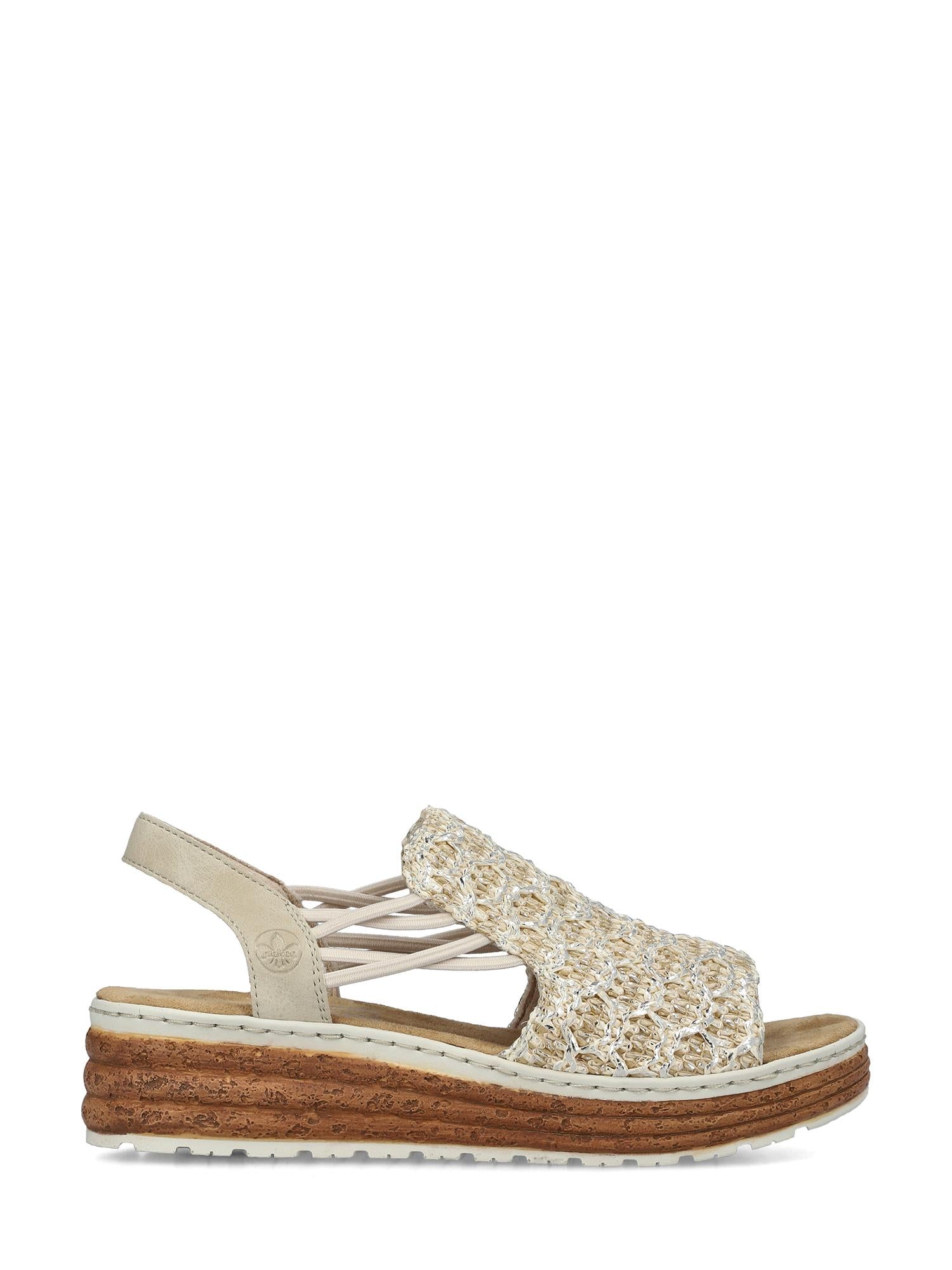 Nyt komfort hele dagen med 02991 Rieker Lumea Sandal fra Rieker Comfort & Style, med beige vevd overdel, åpen tå, elastiske sideremmer og en tykk brun såle med korklignende utseende.