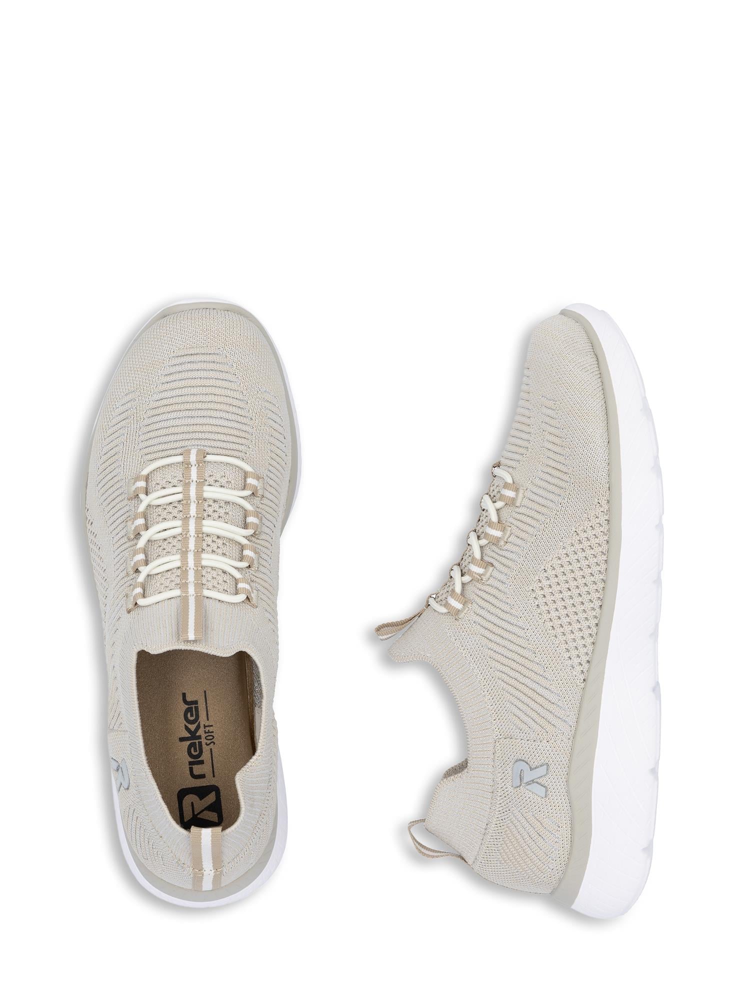 Beige 03240 Rieker FlexLite Sneakers Stone fra Rieker Sport med hvit såle, elastiske snørebånd og merkevarebygging. Ultralett komfort, pustende tekstur og laget av veganske materialer.