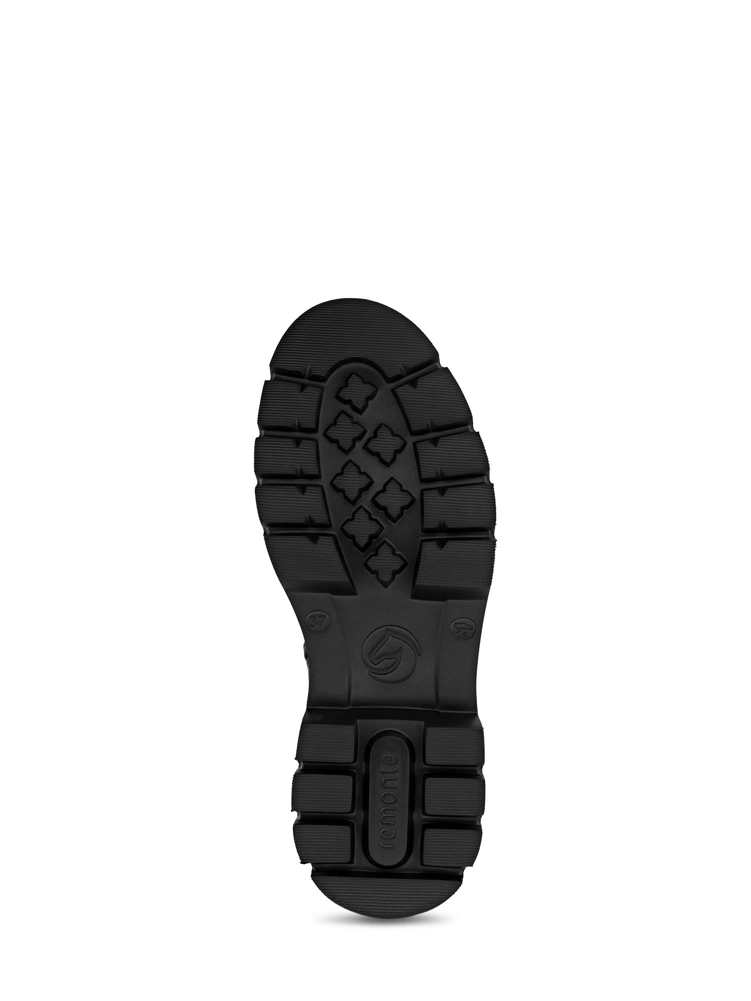 Bildet viser den svarte gummisålen på Remontes 04566 Celina Leather Boots, som har et strukturert mønster med rektangulære og kryssformede grep, samt en sirkulær logo ved hælen - perfekt for deg som liker stilige og slitesterke svarte skinnstøvler.