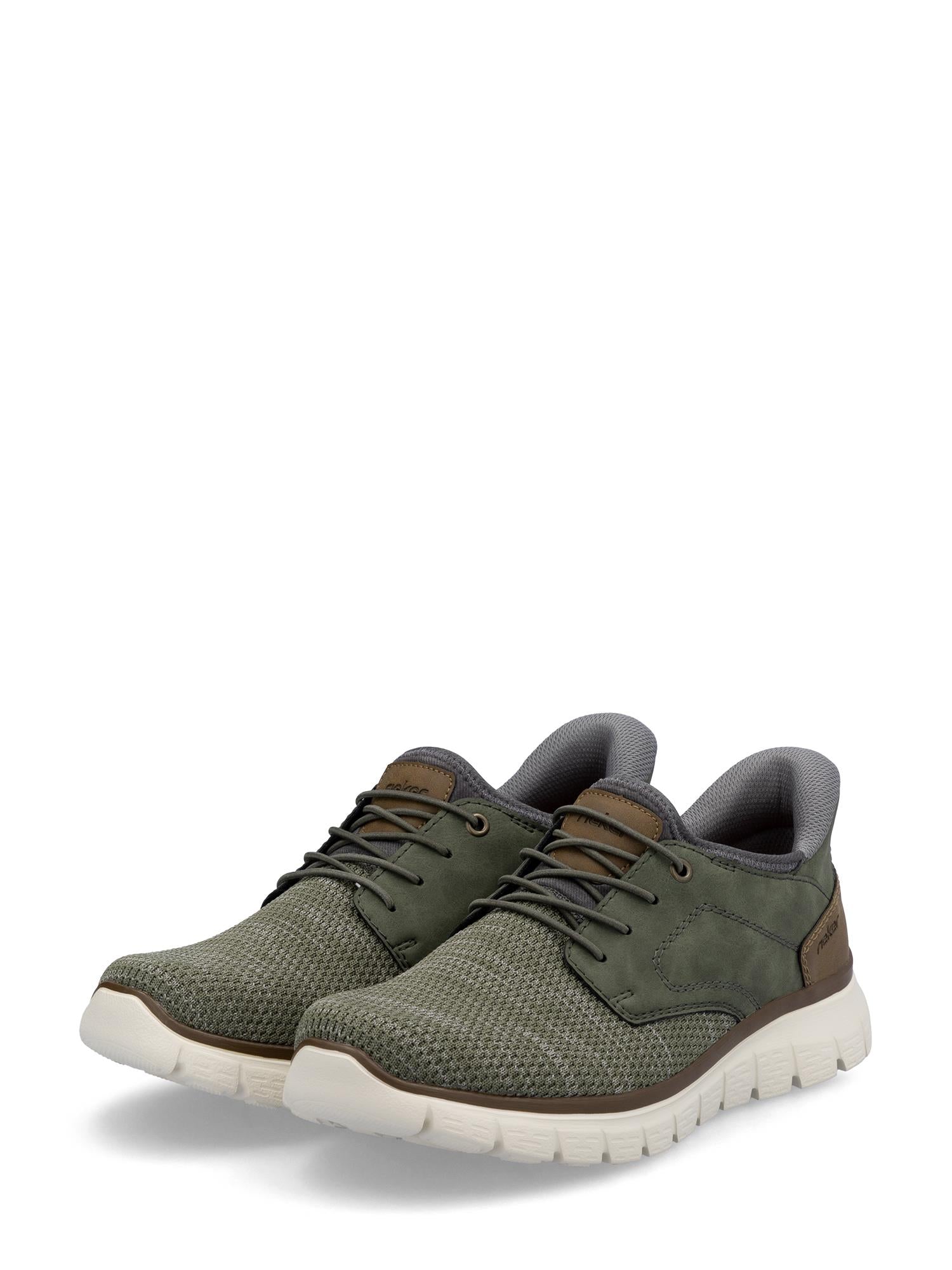 Et par 07135 Rieker Ready2GO slip-on Olive joggesko fra Rieker Comfort & Style, med overdel i olivengrønn mesh, hvite såler, brune detaljer på tungen og hælen og mørke olivenfargede lisser, plassert side om side på en hvit bakgrunn.