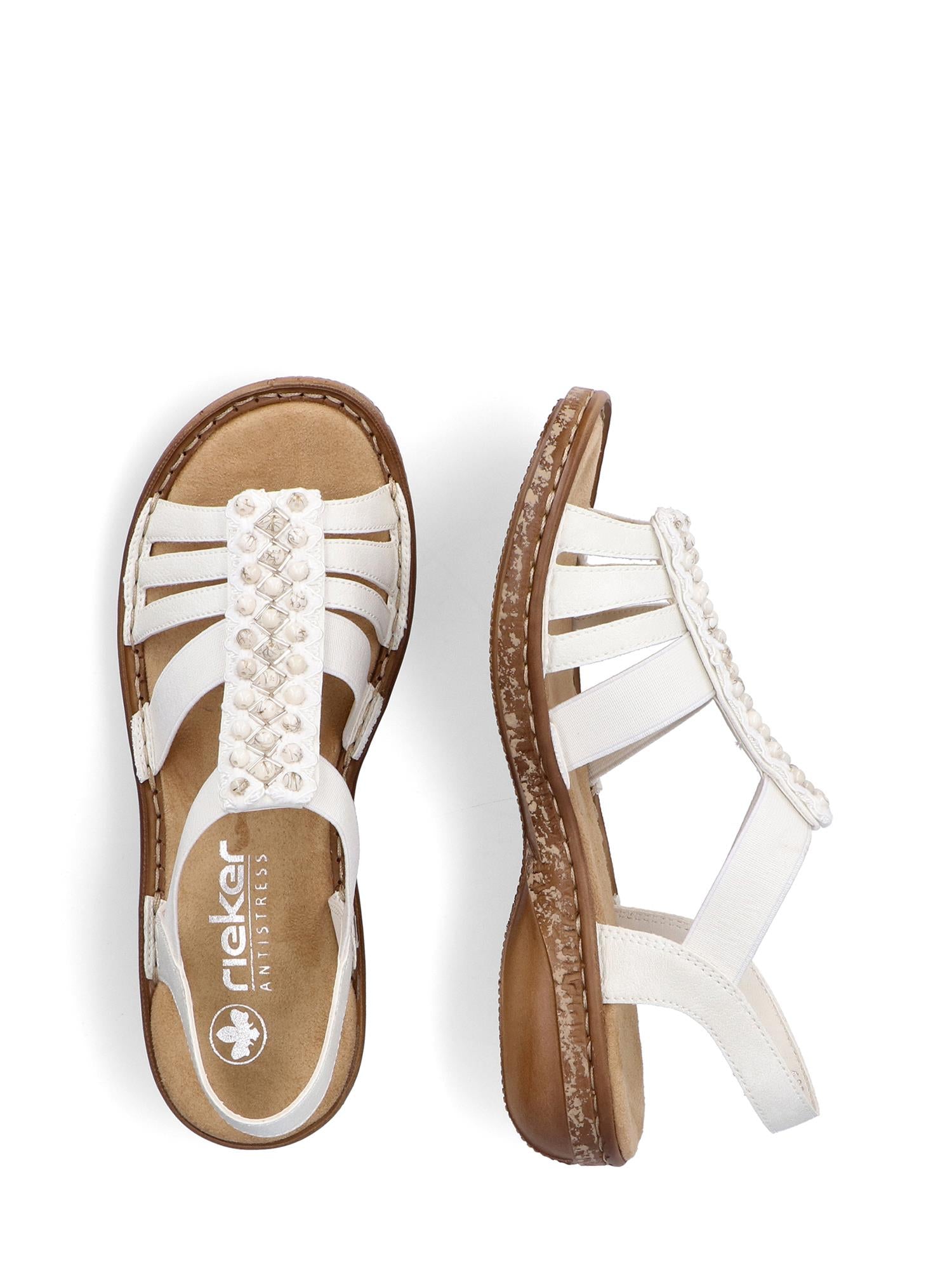 07496 Rieker Pearl White-sandalene fra Rieker Comfort & Style for kvinner har flettede stropper, åpne tåstykker, polstrede, brune innleggssåler og teksturerte, brune såler. Den ene sandalen er vist ovenfra og ned, den andre sett fra siden.