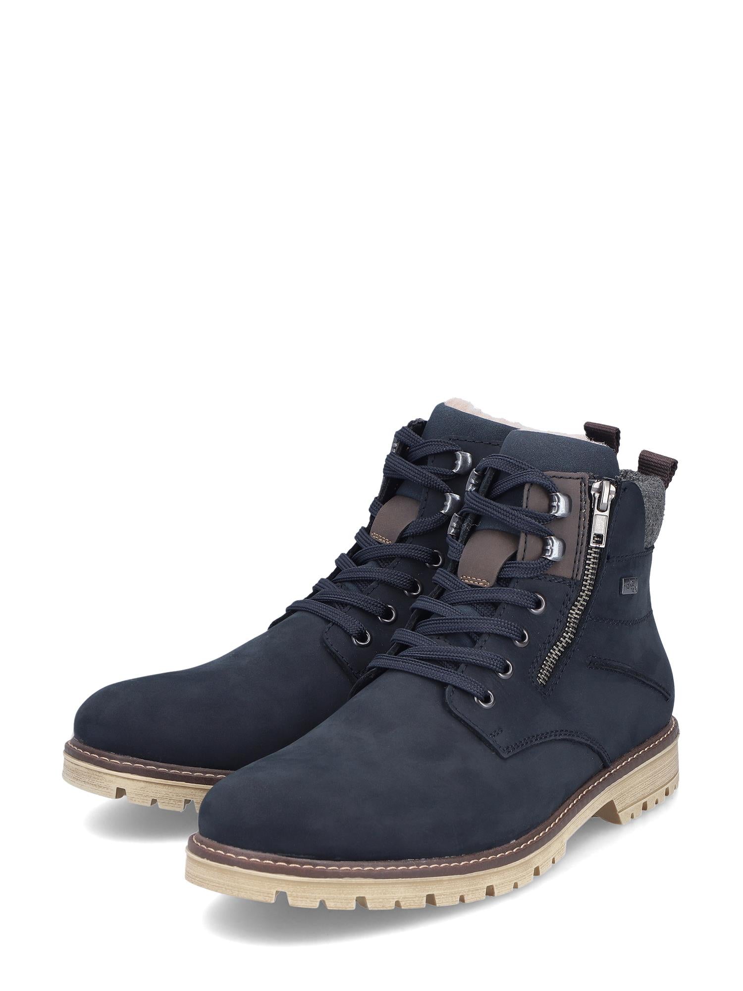 04799 Rieker Comfort vinterstøvler varmfôret fra Rieker Comfort & Style har marineblått semsket skinn, solbrun gummisåle, snøring foran, glidelås i siden, polstret grå ankelkrage og en vannavvisende finish. Vist på hvit bakgrunn.