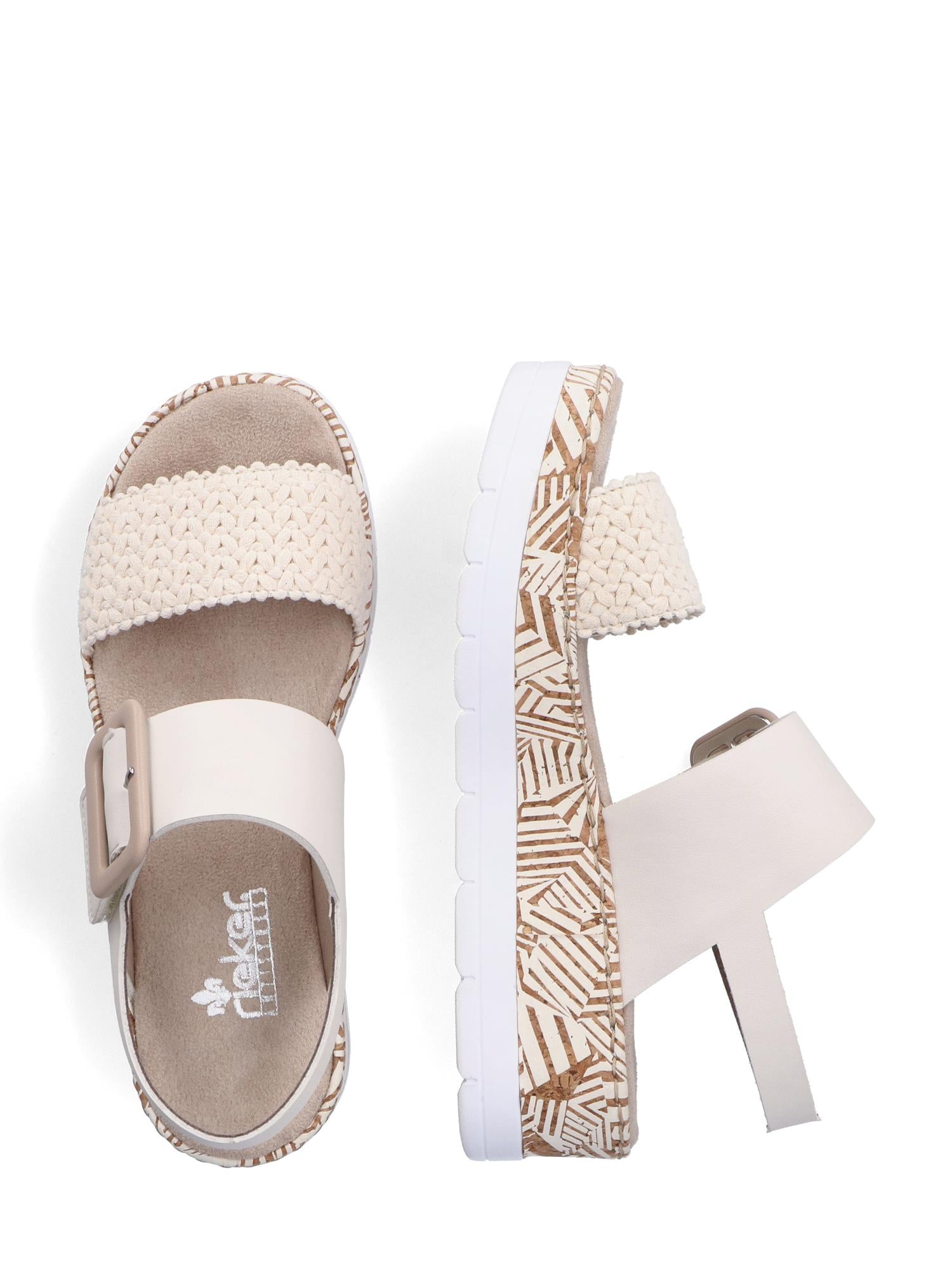 08091 Rieker Tropic-sandalen fra Rieker Comfort & Style har beige vevde stropper, tykke hvite såler, et brunt og hvitt geometrisk mellomsålemønster og integrert antistress-teknologi. Den ene sandalen vises ovenfra og ned, den andre fra siden.