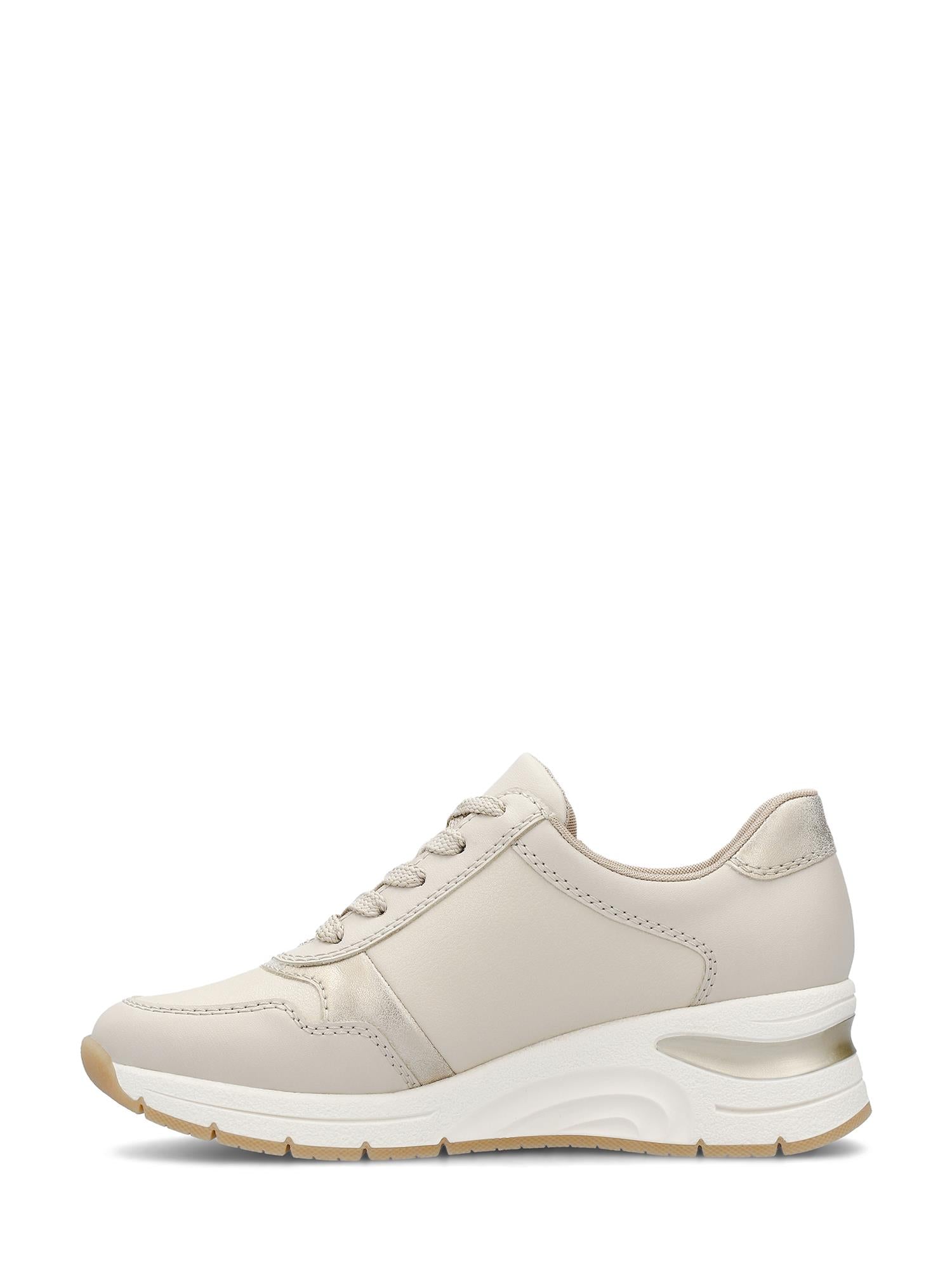 07583 Rieker Reflect Leather Zip Sneaker fra Rieker Comfort & Style er en beige og hvit joggesko med snørebånd, uttagbar innersåle, tykk hvit såle og diskrete sømmer, vist i profil på en hvit bakgrunn.