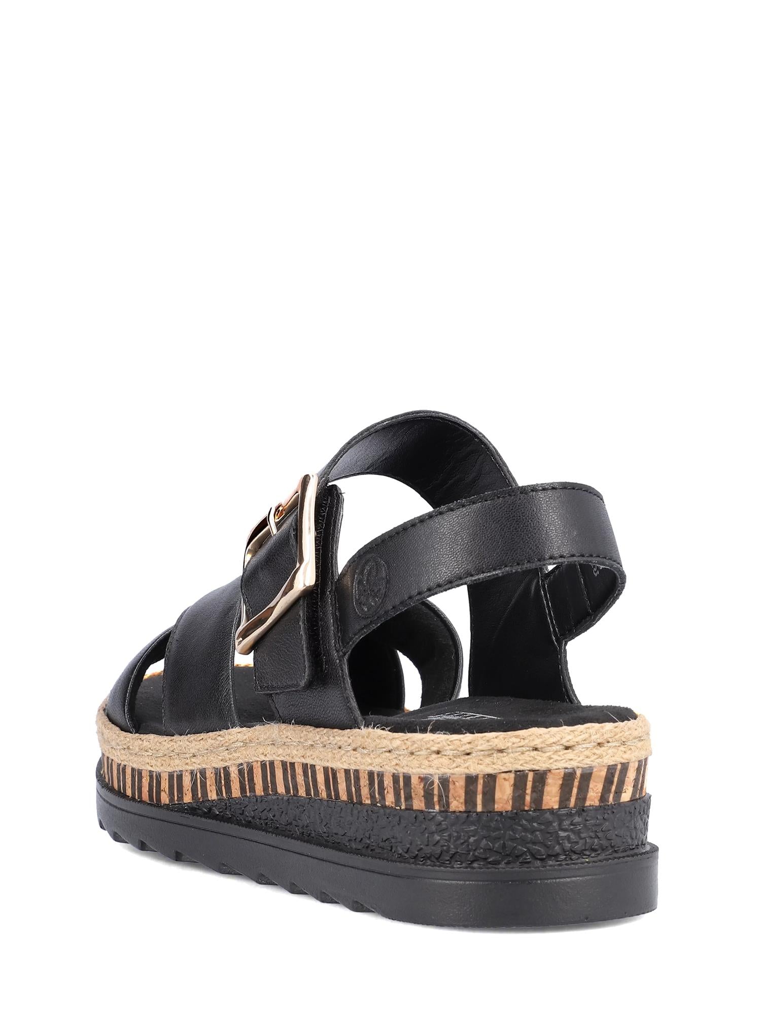 08084 Rieker Arizona Sandal Black Leather fra Rieker Comfort & Style har brede, svarte reimer, gullspenne, platåsåle med vevd espadrille-lignende kant og teksturert kant - designet for optimal komfort. Vinkel på baksiden.