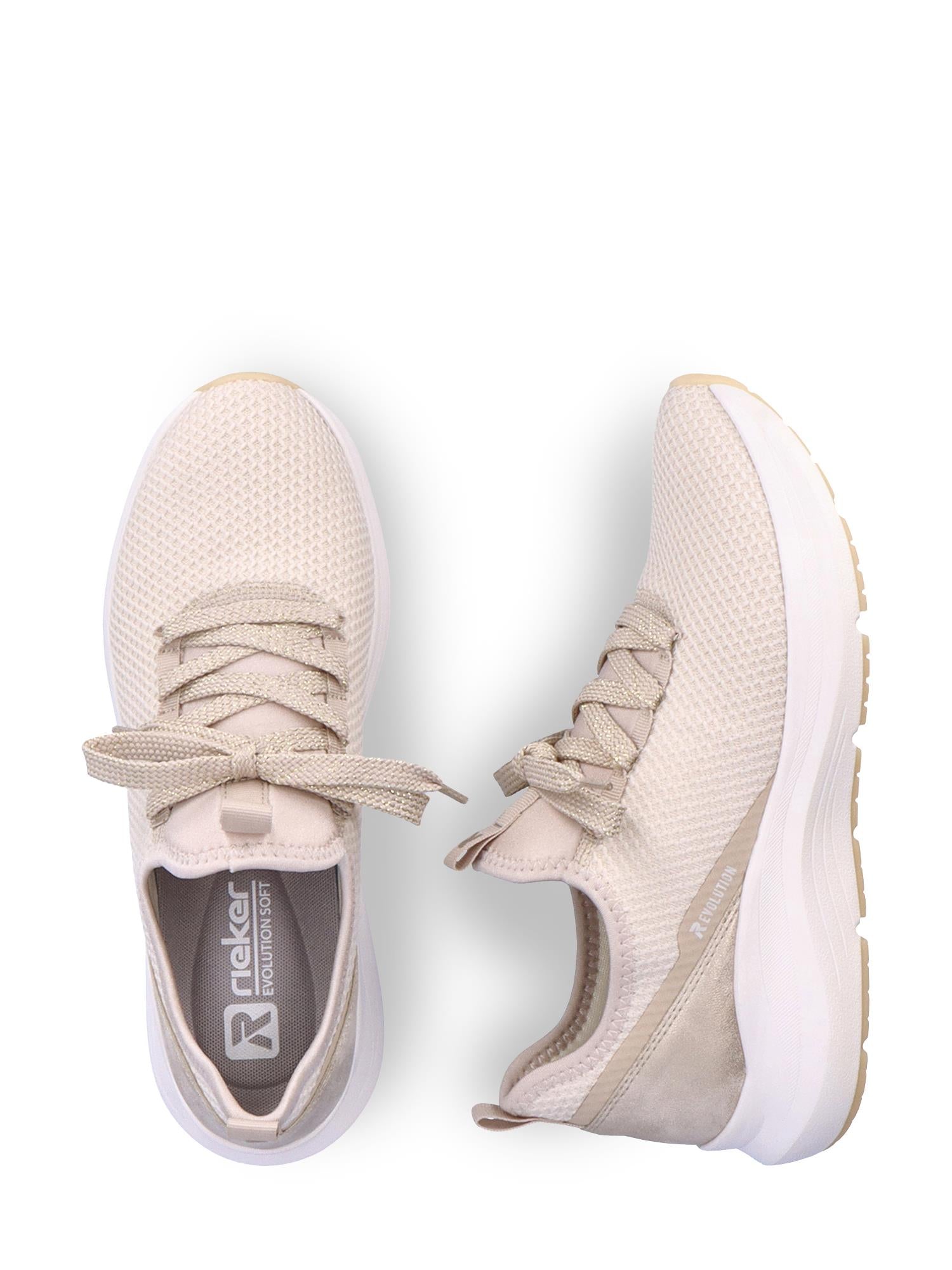 Et par beige Rieker Sport 06817 Rieker-Evolution Memory Comfort-sko med hvit såle, tykke lisser og pustende mesh; den ene viser RevolutionSoft-innersålen ovenfra, mens den andre viser siden og sålen.
