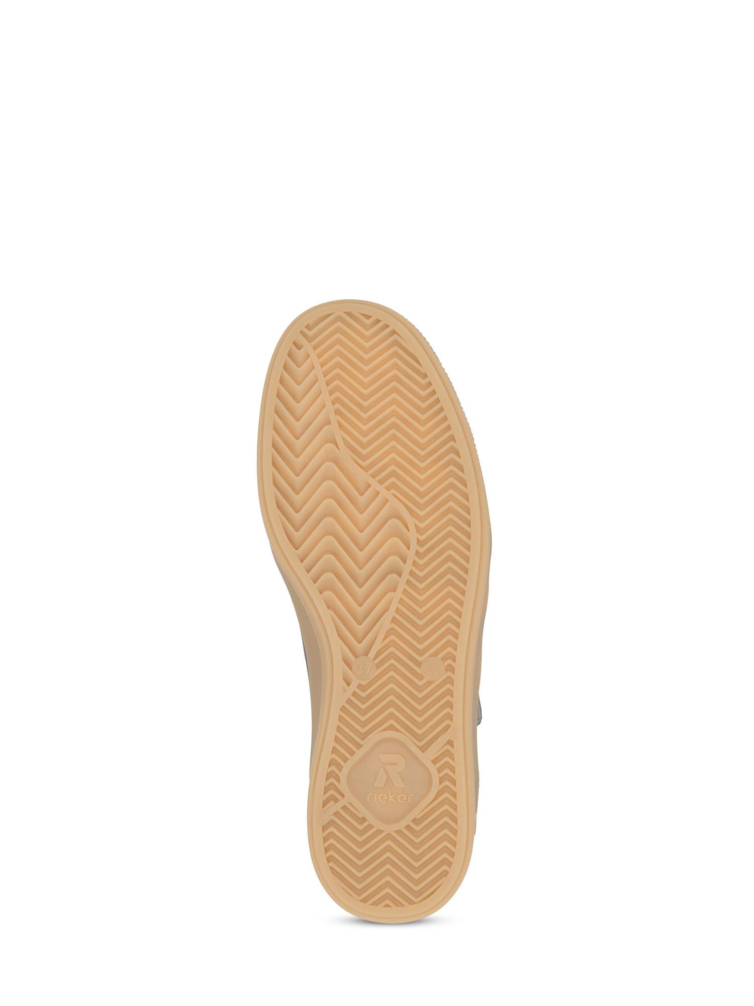 Den brune gummisålen på Rieker Sport 03470 San Diego Leather Sneaker for kvinner i svart har et chevron-mønster og en preget R-logo nær hælen.