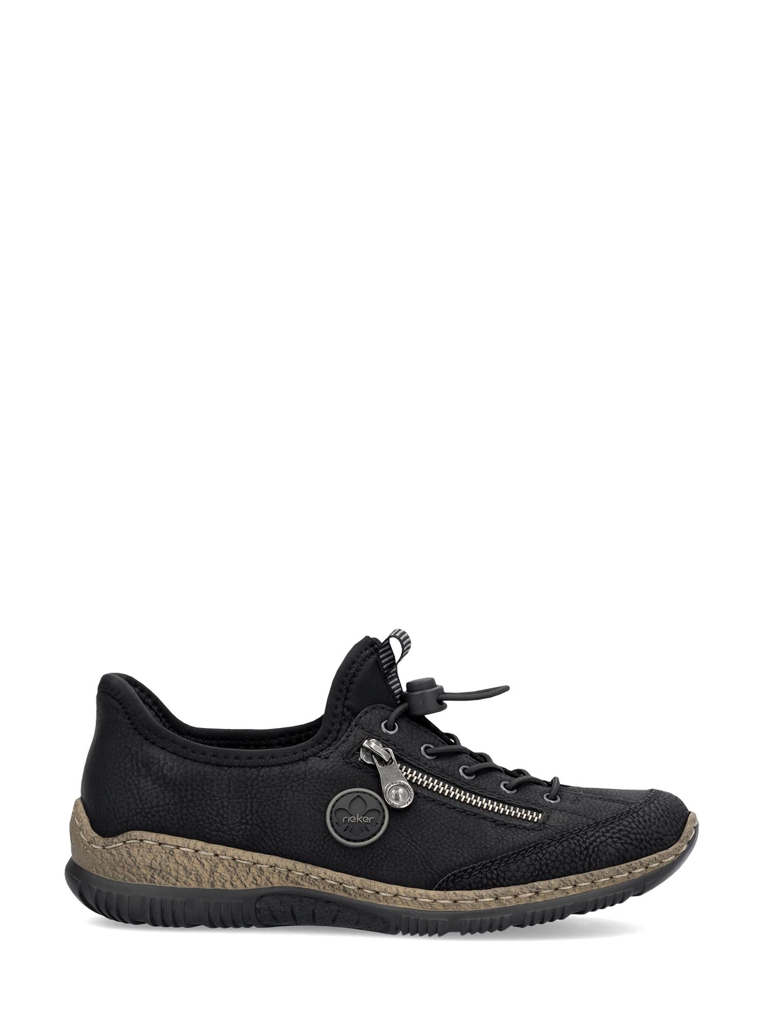 05026 Rieker Black Corc Sneaker fra Rieker Comfort & Style er en svart fritidssko med en strukturert solbrun gummisåle, glidelås på siden, rund logo-tag, snøring foran, synlige sømmer og en behagelig innersåle i minneskum.
