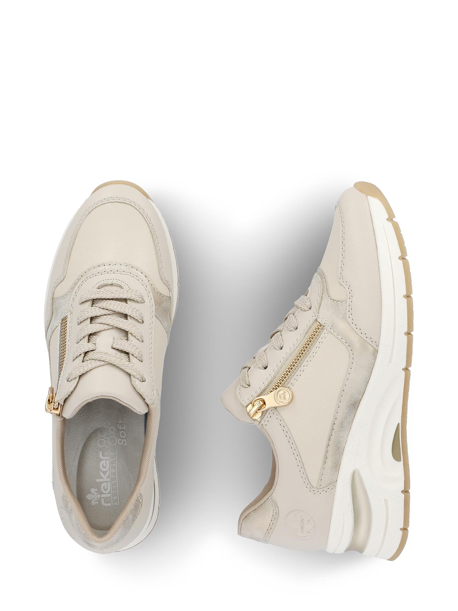07583 Rieker Reflect Leather Zip Sneaker fra Rieker Comfort & Style er et par beige joggesko med glidelåser i gull, hvite såler og uttakbar innersåle for komfort. Vist ovenfra og fra siden på hvit bakgrunn.