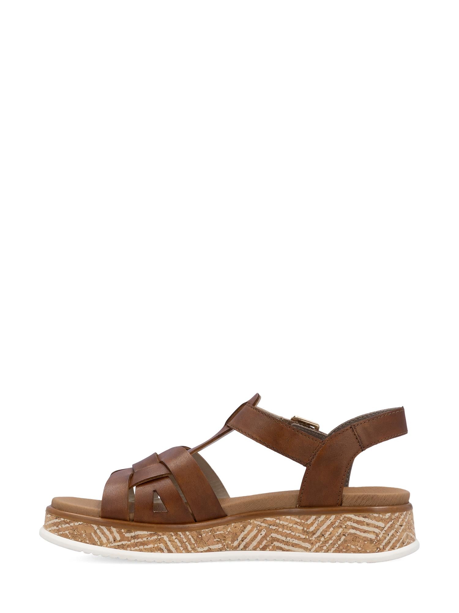 03447 Rieker Toscana Leather Sandal fra Rieker Comfort & Style har brunt skinn, lukket tå, vevde remmer, ankelspenne, lav platehæl med korkmønster og en hvit gummisåle - skapt for komfort og stil.