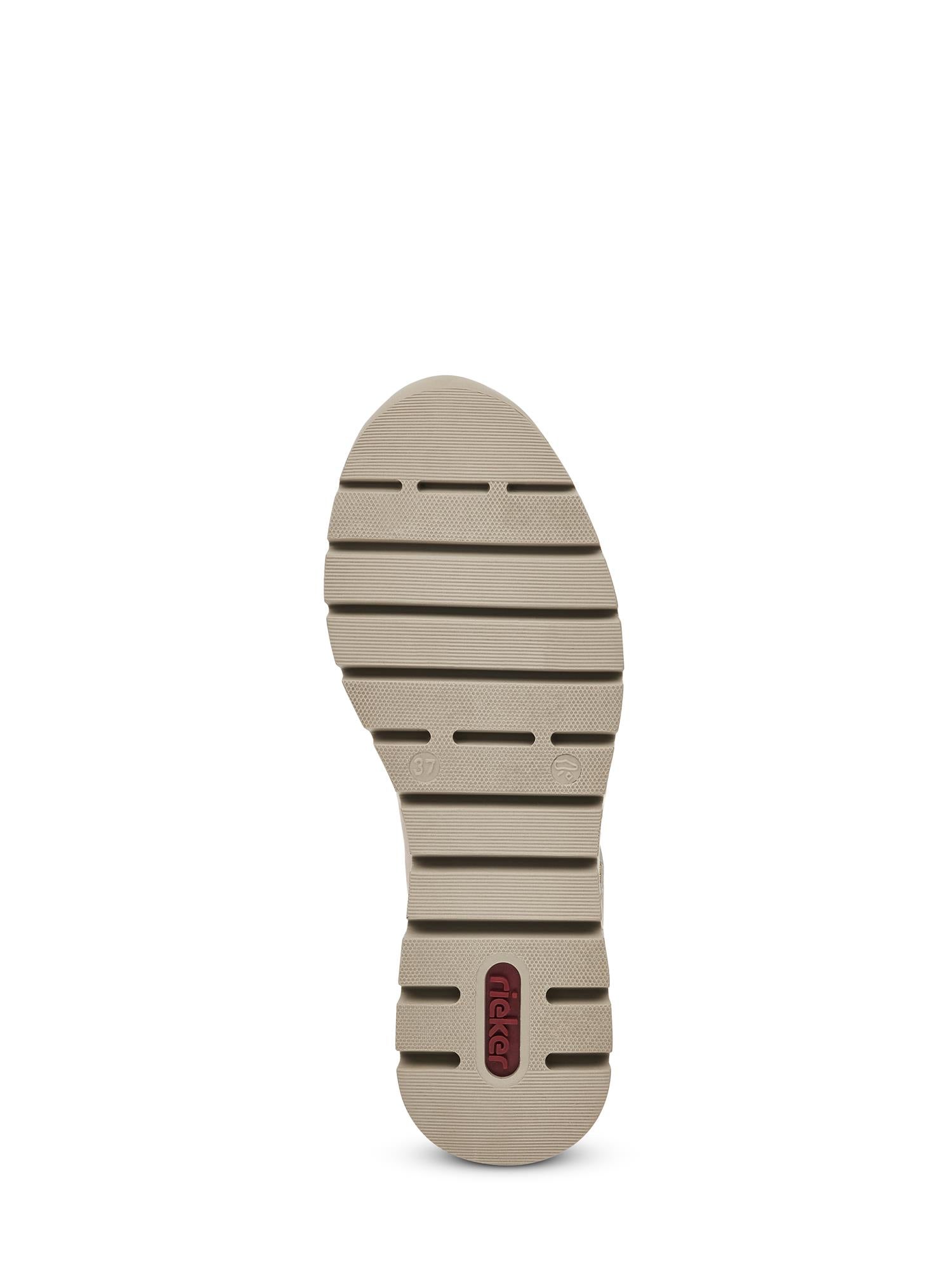 06829 Rieker Golden Beige Sneaker fra Rieker Comfort & Style har beige kilesåle med brede riller og rød logo ved hælen, vist på hvit bakgrunn – klassisk detalj for stilfulle damesko.