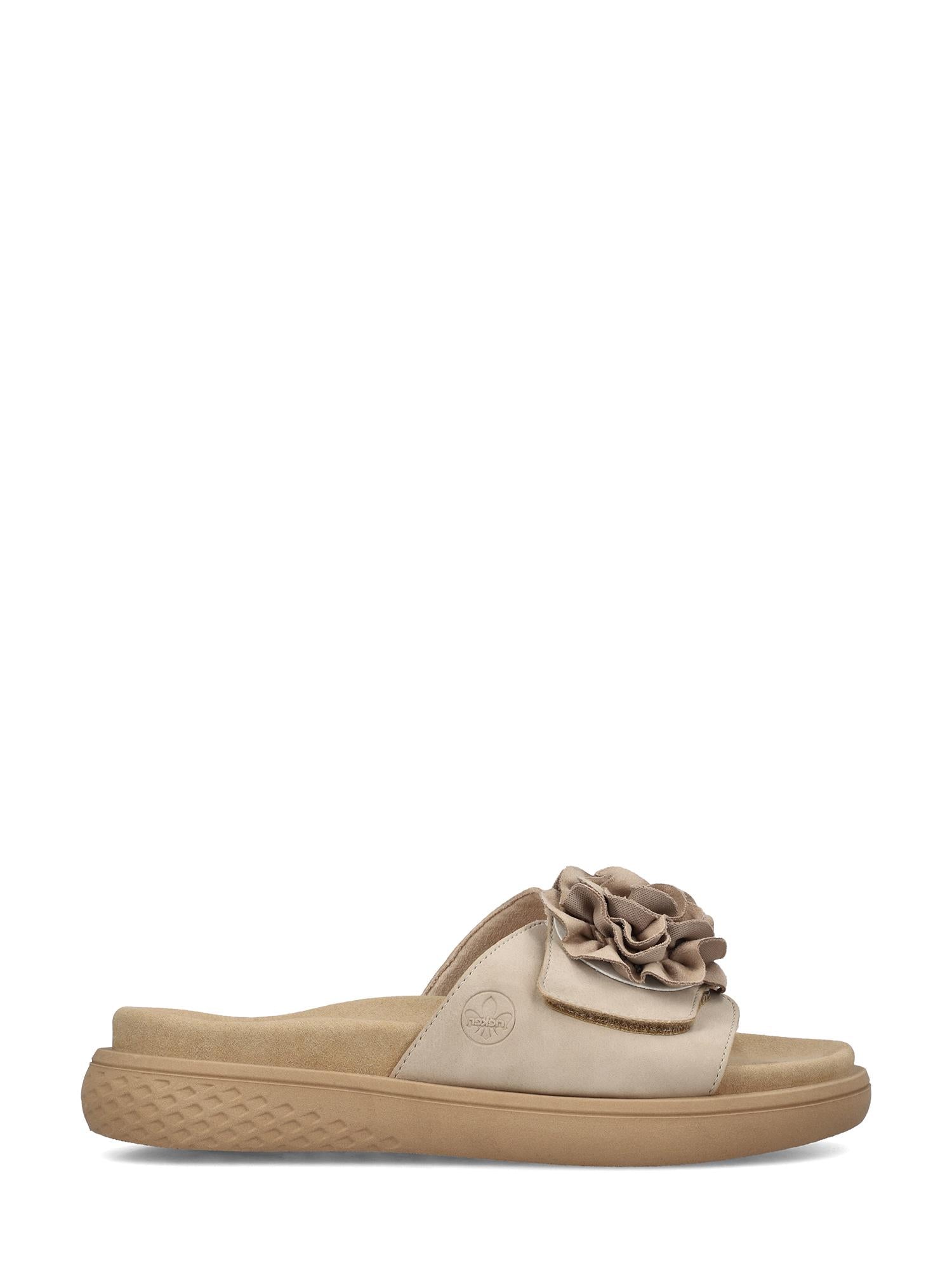 02193 Rieker Sandelle Sandal fra Rieker Comfort & Style er en beige sandal med bred rem, dekorativ stoffblomst, dempet såle og lett TR-såle for sommerkomfort - perfekt til hverdagsbruk.