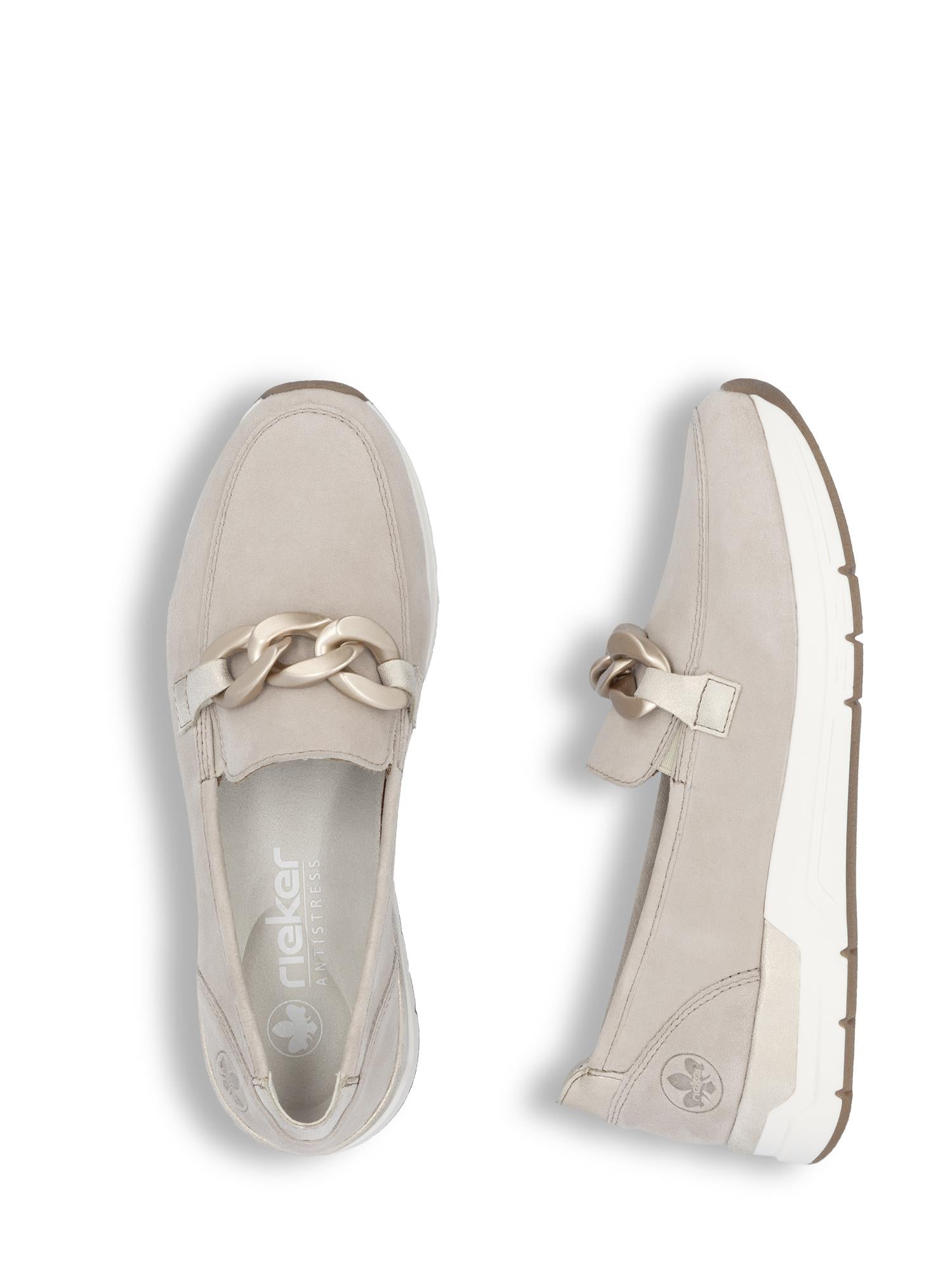 02961 Rieker Soft Elegance Beige Leather loafers fra Rieker Comfort & Style har chunky kjededetaljer, hvite såler og subtile logotrykk - perfekte komfortsko for enhver anledning. Sett ovenfra og fra siden mot en hvit bakgrunn.