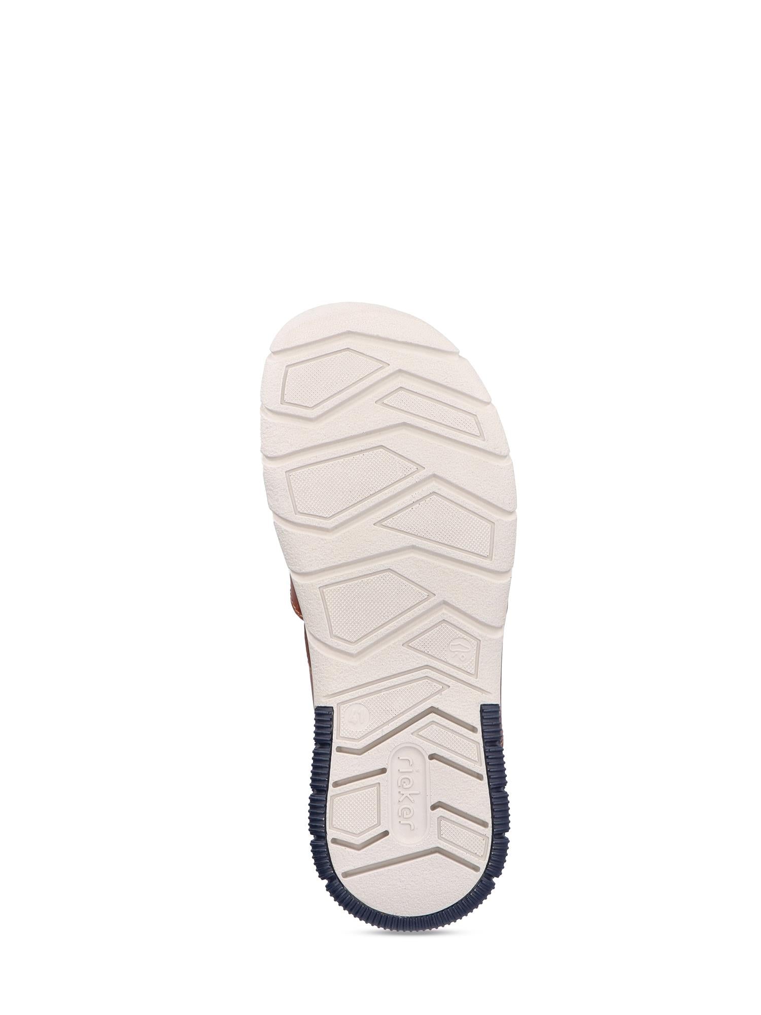 Bildet viser sålen på 02926 Rieker Terra Stride Sandal fra Rieker Comfort & Style, med hvit bunn, geometrisk mønster og mørkeblå gummiaksenter ved tå og hæl for bedre grep og komfort.