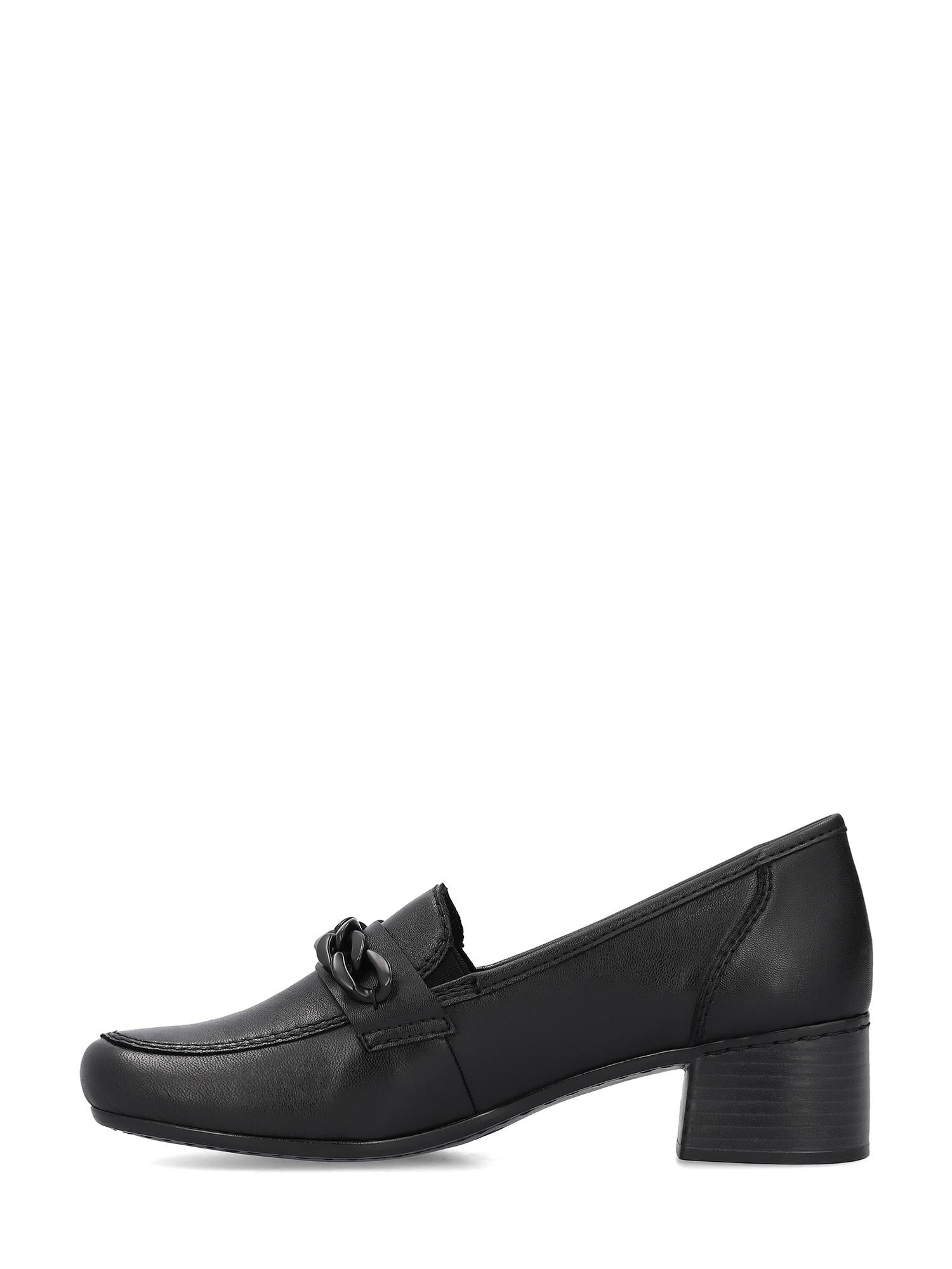 07640 Rieker Midnight Leather Loafer fra Rieker Comfort & Style er en svart damesko med lav blokkhæl, knutedetalj på overdelen og en støtdempende såle for komfort, vist mot en hvit bakgrunn.