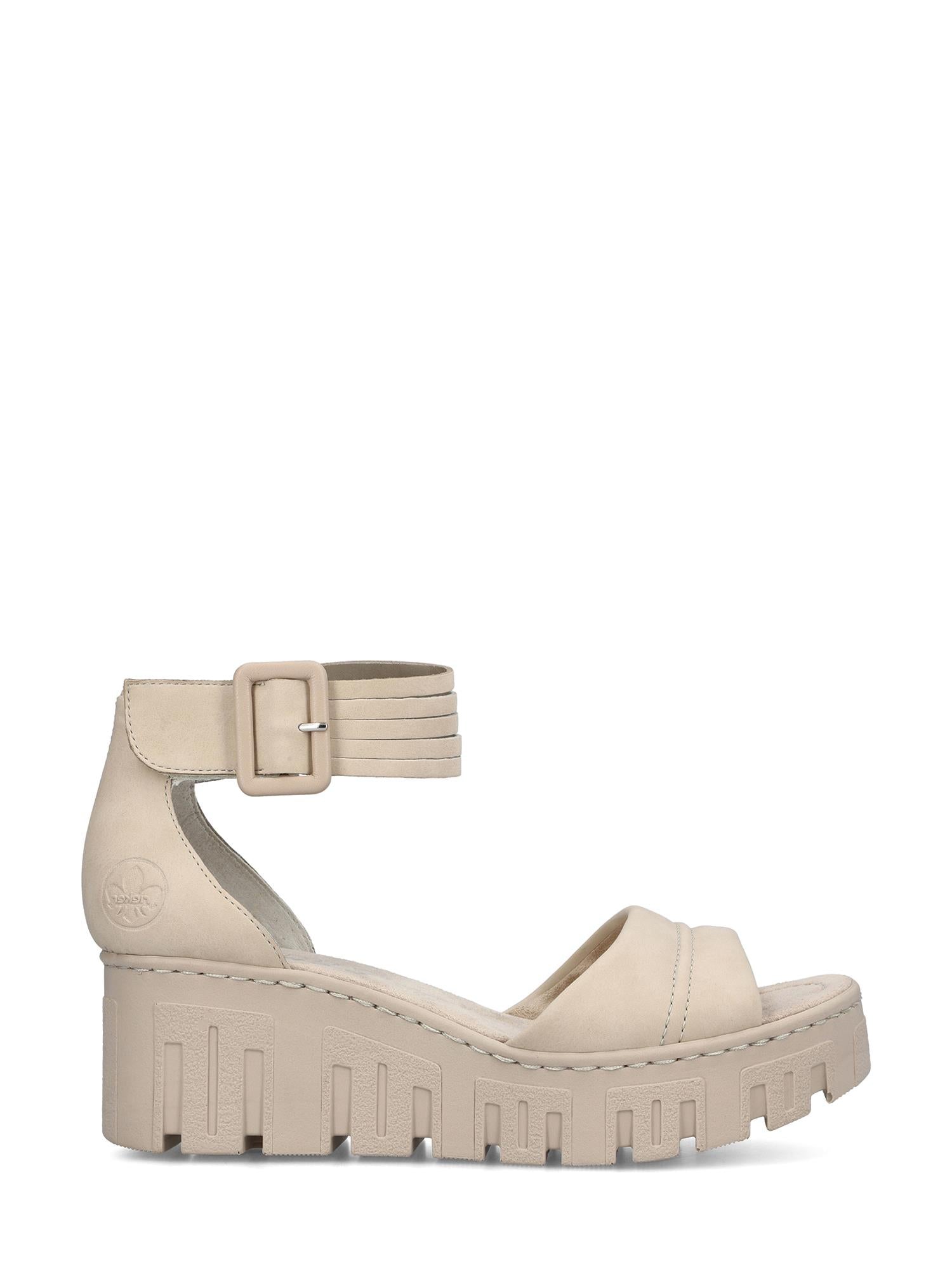 07502 Rieker Sandy Kilesandal fra Rieker Comfort & Style er en sandbeige platåsandal med chunky slitebane, åpen tå, ankelrem med spenne, lukket hæl, synlige sømmer og et minimalistisk, moderne design som gir suveren komfort.