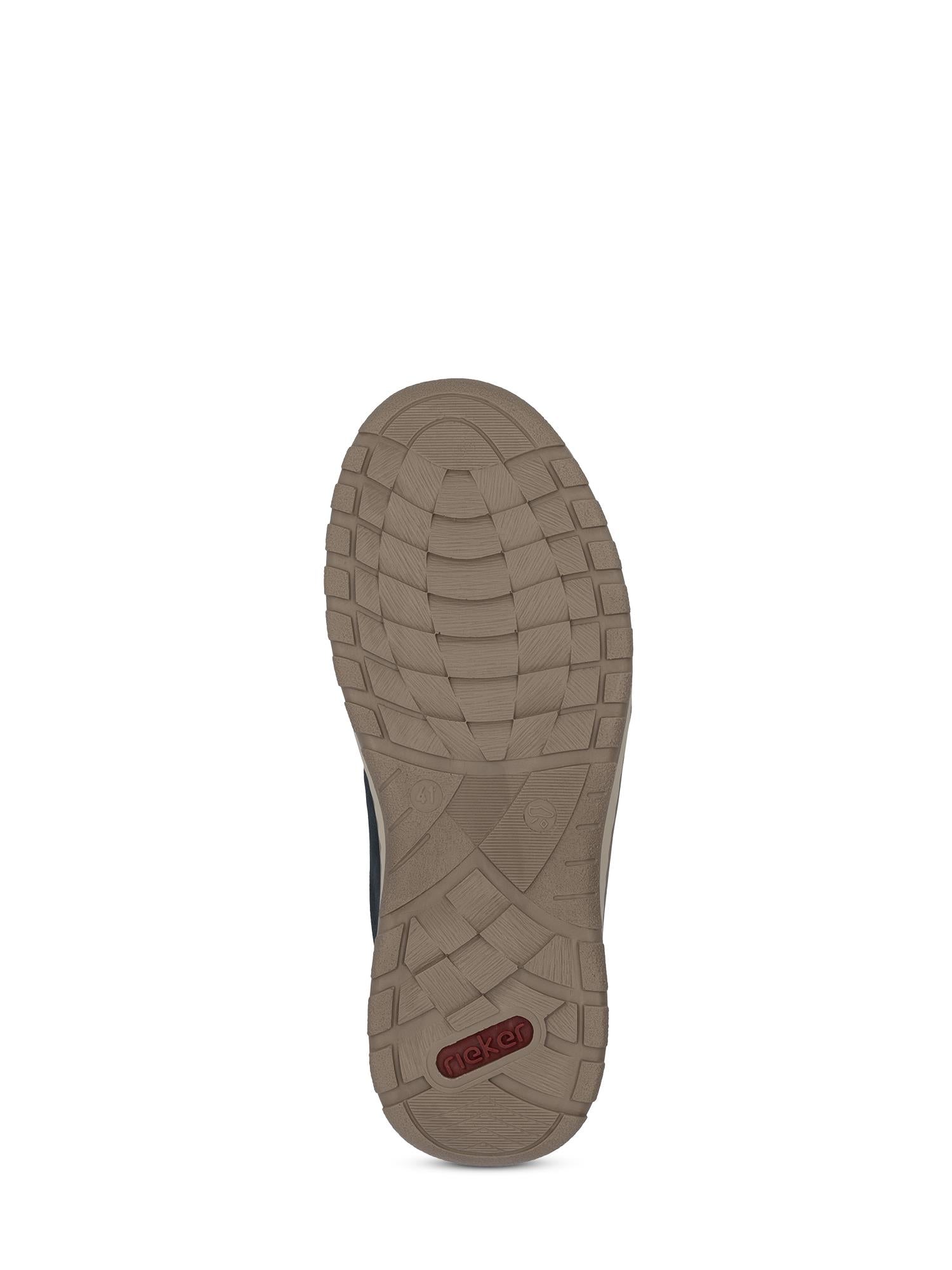 Bildet viser sålen på 09903 Rieker Almanda Buxton Balti, med en strukturert lysebrun slitebane og en liten rød hælseksjon preget med "Rieker Comfort & Style", som understreker merkevarens komfort og stil mot en hvit bakgrunn.