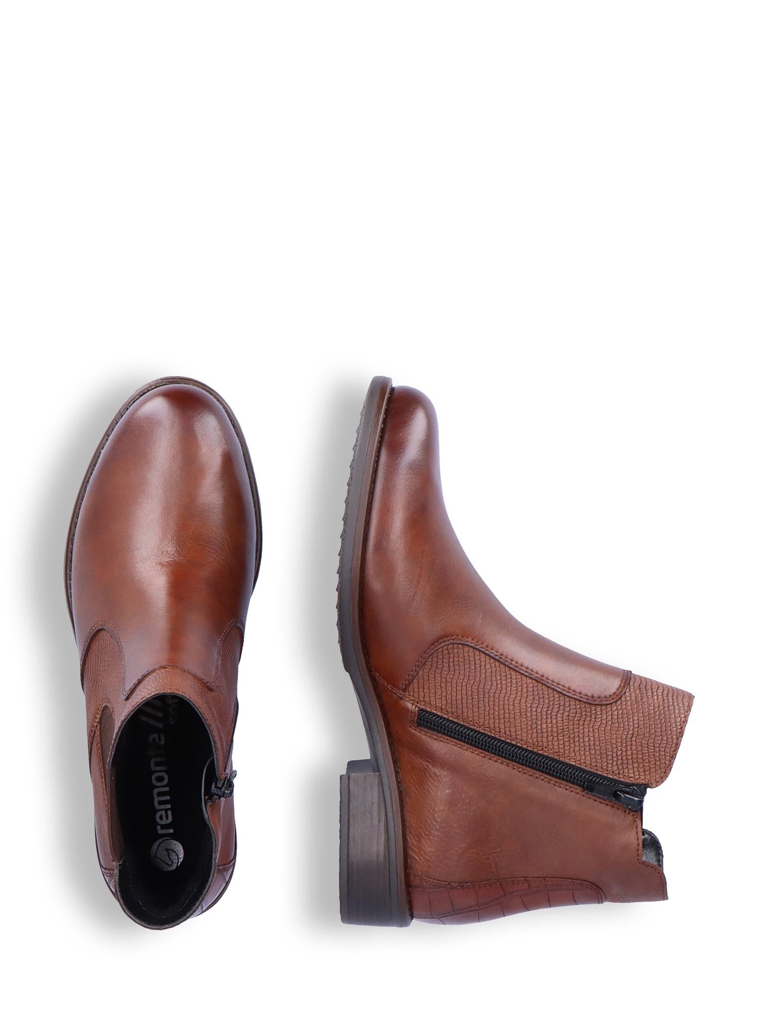 Et par Remonte 04802 Brown Leather Zip Boots fra Remonte, den ene vist ovenfra og den andre fra siden, med glidelåser på siden og teksturerte elastiske paneler for ekstra komfort.