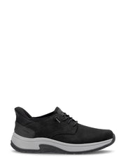 04741 Rieker Wide Comfort Leather slip-in fra Rieker Comfort & Style er en svart fritidssko i semsket skinn, med lavt design, tykk lysegrå såle og ekstra bred passform for optimal komfort. Vist på en hvit bakgrunn.
