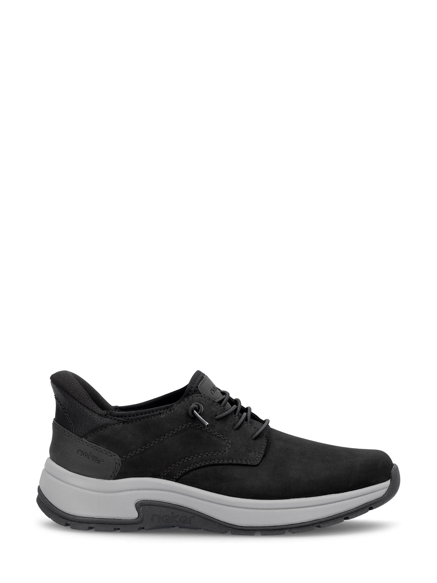 04741 Rieker Wide Comfort Leather slip-in fra Rieker Comfort & Style er en svart fritidssko i semsket skinn, med lavt design, tykk lysegrå såle og ekstra bred passform for optimal komfort. Vist på en hvit bakgrunn.