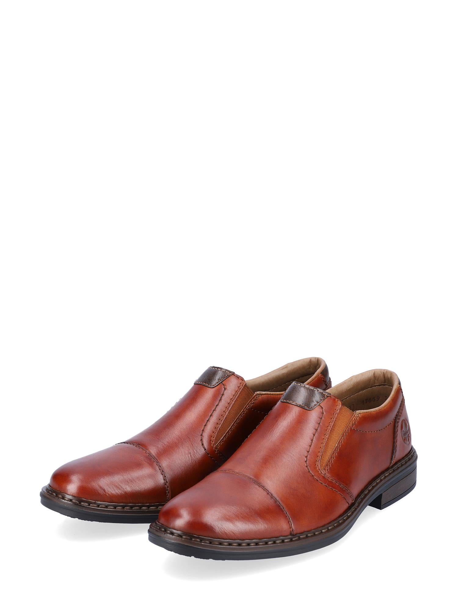 04367 Rieker Toffee Leather Dressko fra Rieker Comfort & Style har en komfortabel passform, mørkebrune detaljer og sømdetaljer, vist mot en hvit bakgrunn.