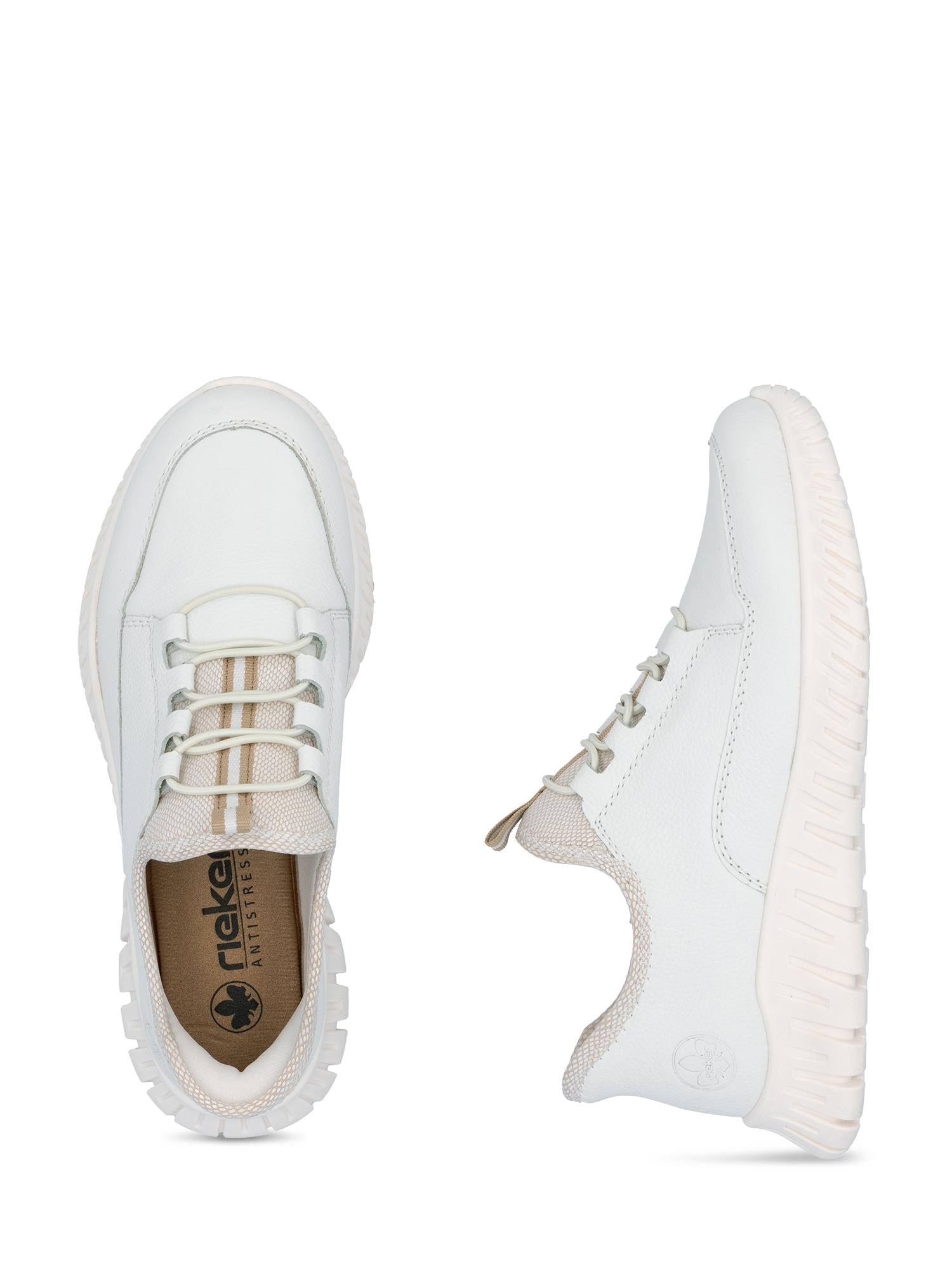 03263 Rieker White Ready2Go Slip-on fra Rieker Comfort & Style har hvitt skinn, beige mesh-pløse, hvite lisser, teksturerte gummisåler, antistress-teknologi og en merket innersåle. Ovenfra og fra siden vises.