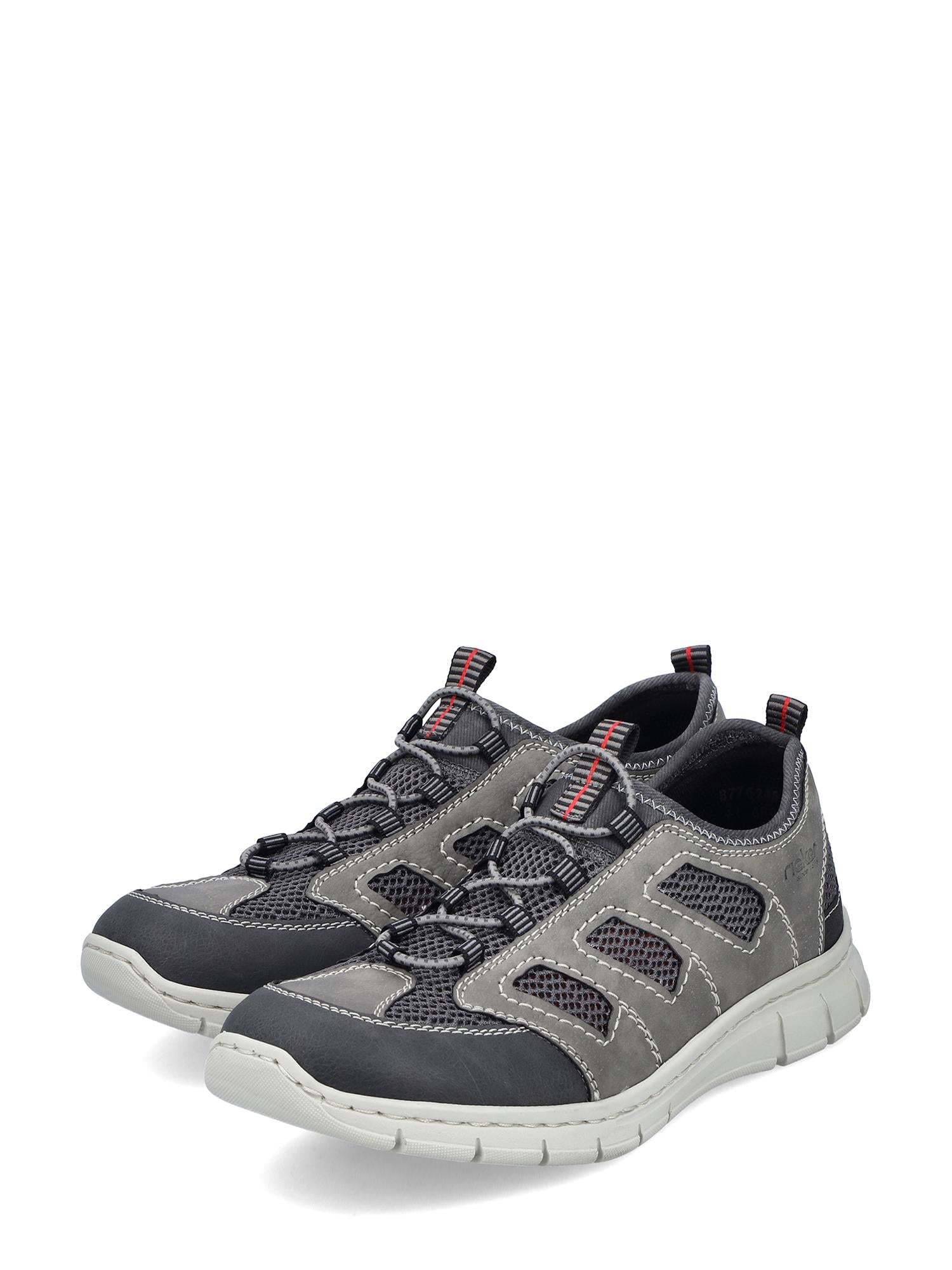 07655 Rieker Luftig Tursko fra Rieker Comfort & Style er en sporty fritidssko med grå/svart mesh, semsket skinnlignende paneler, antistresssåle, hvite såler, svarte lisser og rødgrå stripete trekkfliker - perfekt for sommeren.