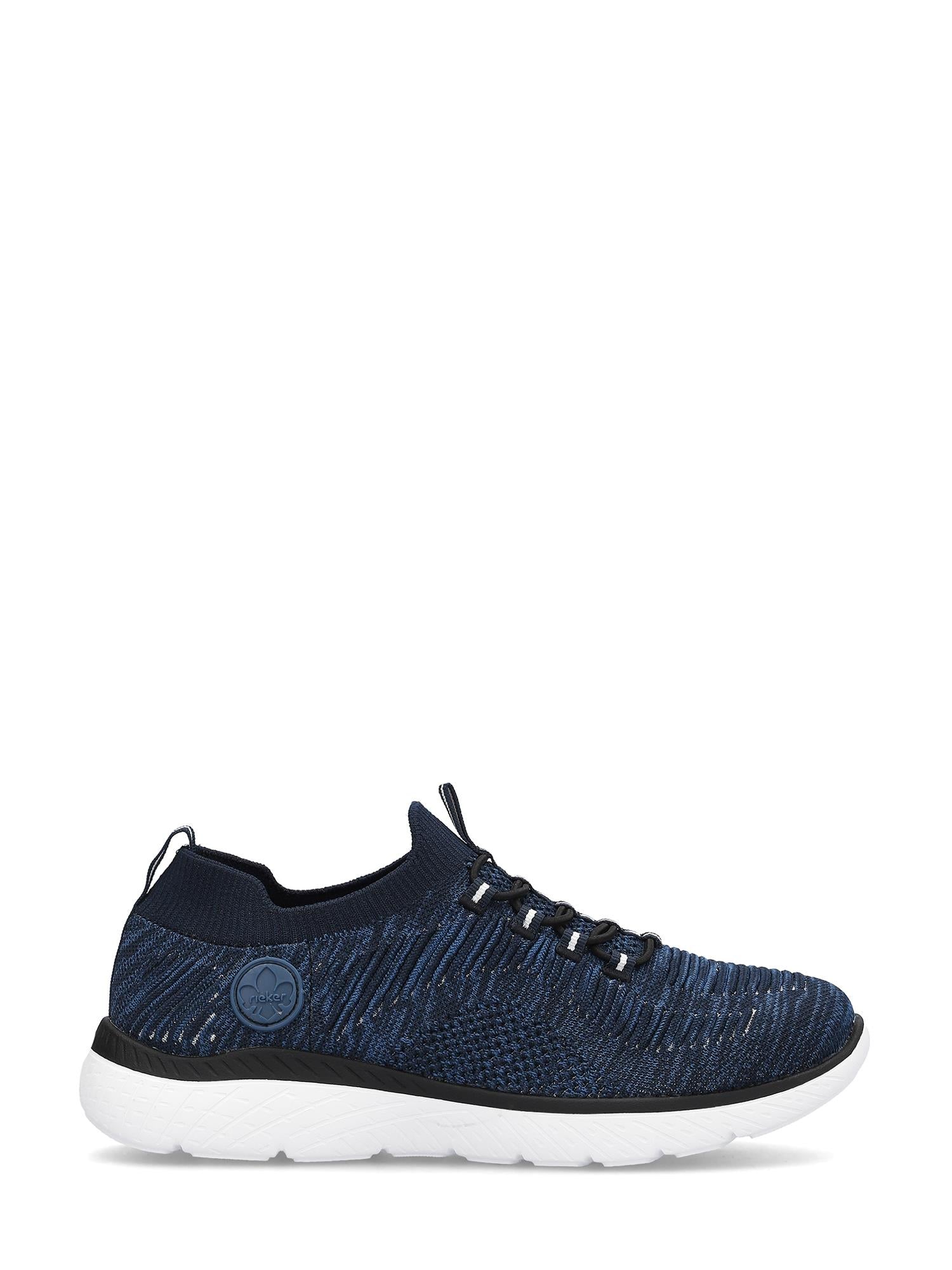 07488 Rieker Breathe Sneaker fra Rieker Comfort & Style er en marineblå strikket damesko med hvit såle, svarte detaljer, snøring, MemoSoft innersåle og en rund logo på siden, vist på en vanlig hvit bakgrunn.