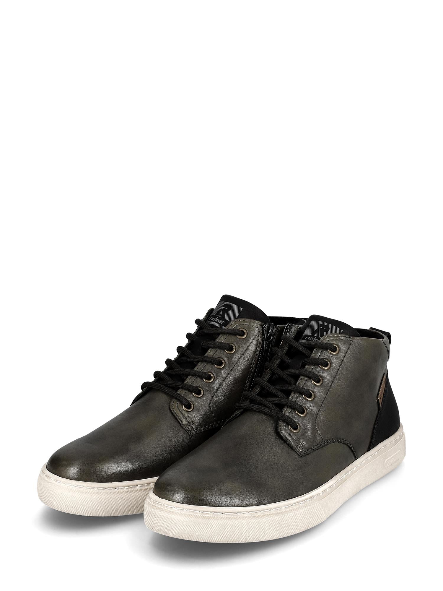 Et par Rieker-Evolution 04518 Forest Green Leather high-top joggesko med svarte lisser, svarte hældetaljer, hvite gummisåler og RevolutionSoft memory-innersåle på en hvit bakgrunn.
