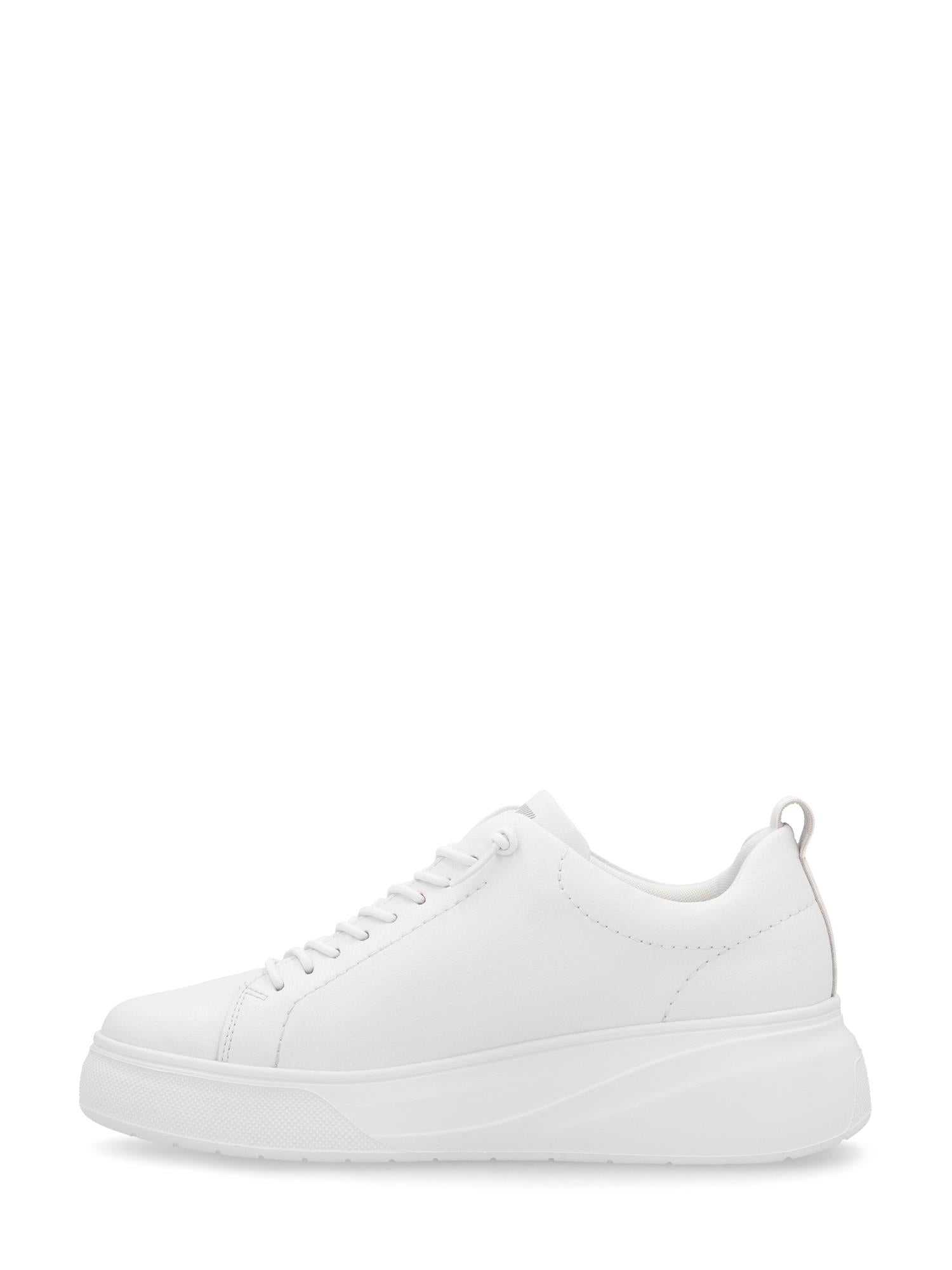 03538 Rieker Summer Ease White Leather fra Rieker Sport er en hvit damesneaker med lav topp, tykk såle, hvite snørebånd og trekkflik på hælen, vist på en ensfarget bakgrunn - ideell for deg som ønsker en komfortabel skostil.