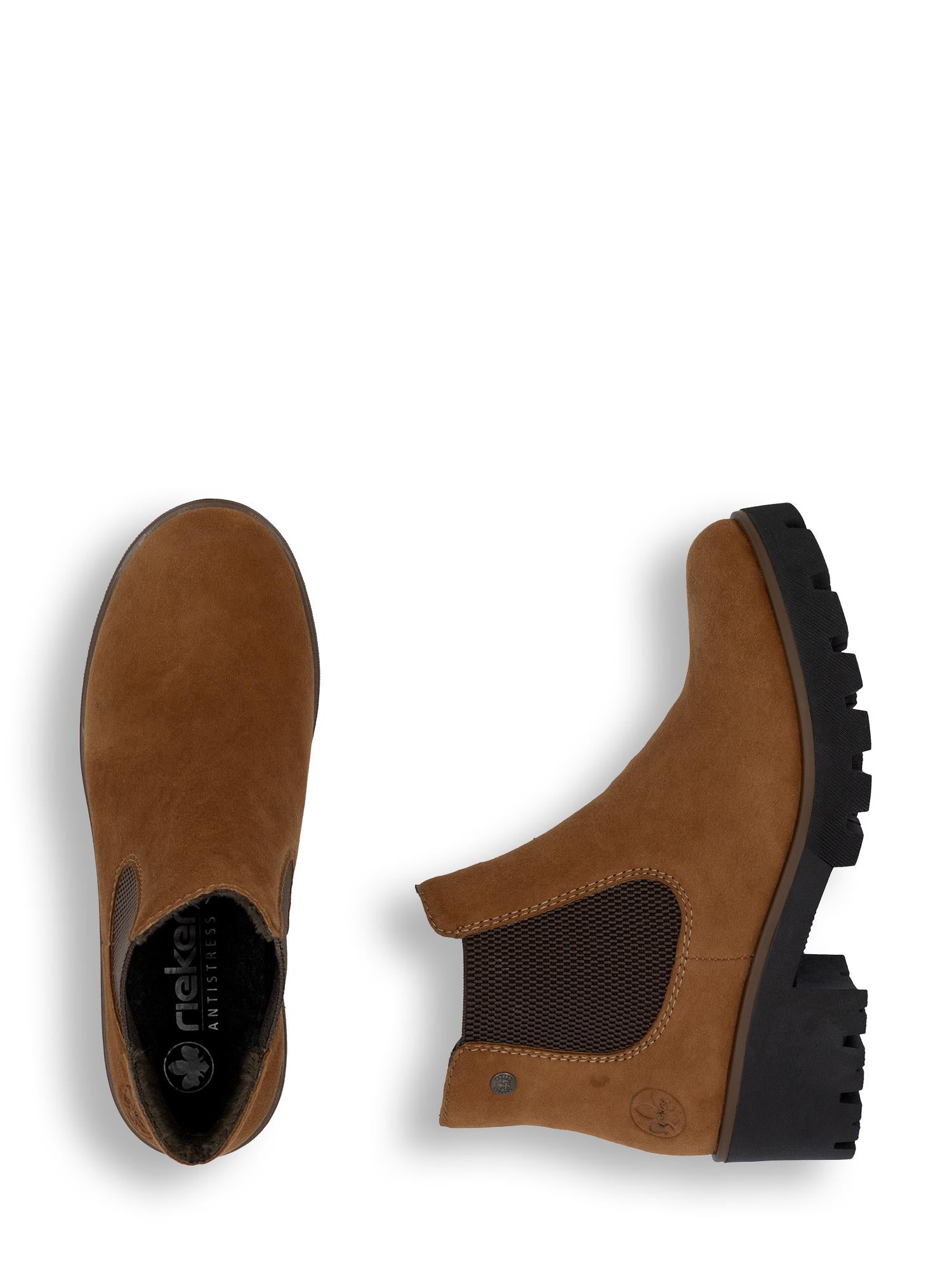 04482 Rieker Malou Suede Boots fra Rieker Comfort & Style er brune ankelstøvler i semsket skinn, vist ovenfra og fra siden, med en kraftig svart såle og elastiske sidepaneler.