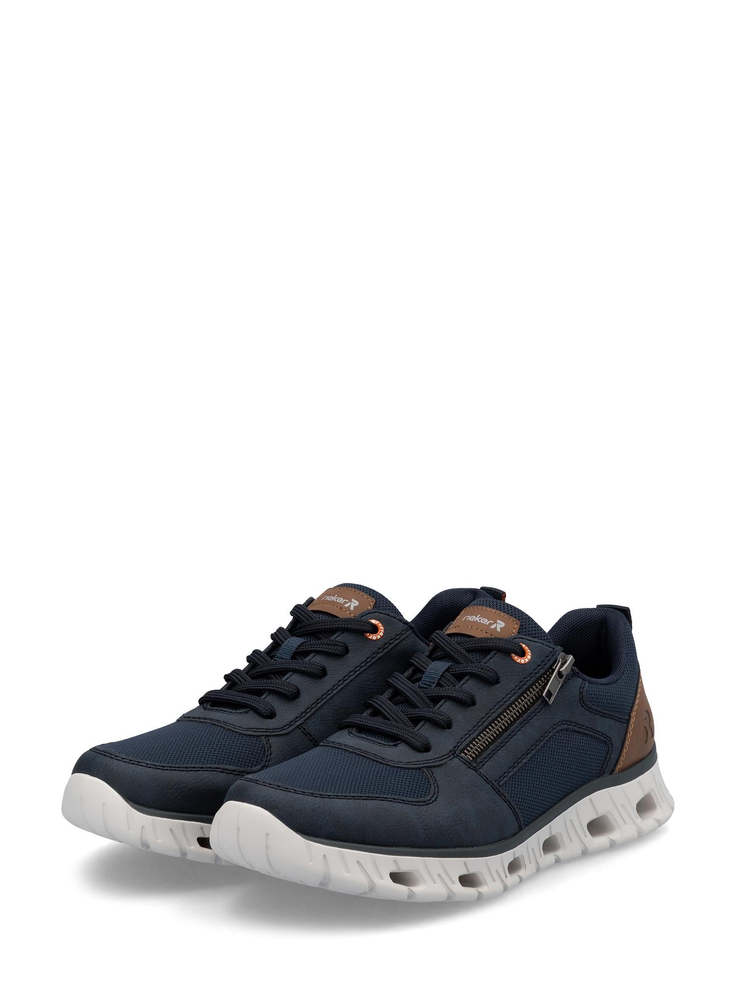 02877 Rieker AirBounce Sneakers Navy fra Rieker Sport er marineblå herresneakers i syntetisk skinn med hvite såler, brune detaljer på pløsen og hælen, svarte lisser og glidelåser i siden, vist på en vanlig hvit bakgrunn.