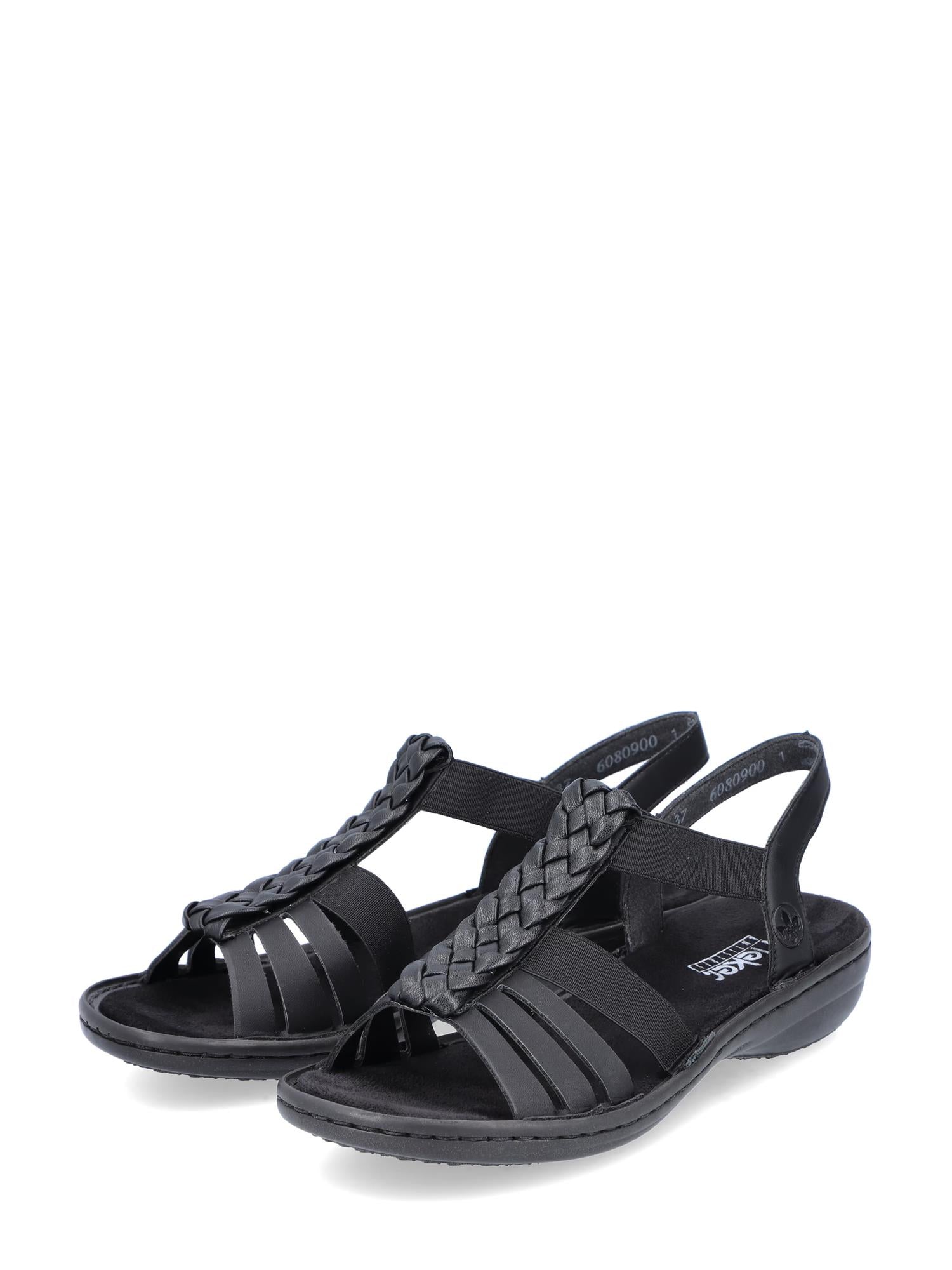 07495 Rieker Weave Sandal fra Rieker Comfort & Style er en svart sandal med åpen tå, vevde reimdetaljer, elastiske stropper, en slingback-hælrem og en lav, polstret såle, vist mot en hvit bakgrunn.