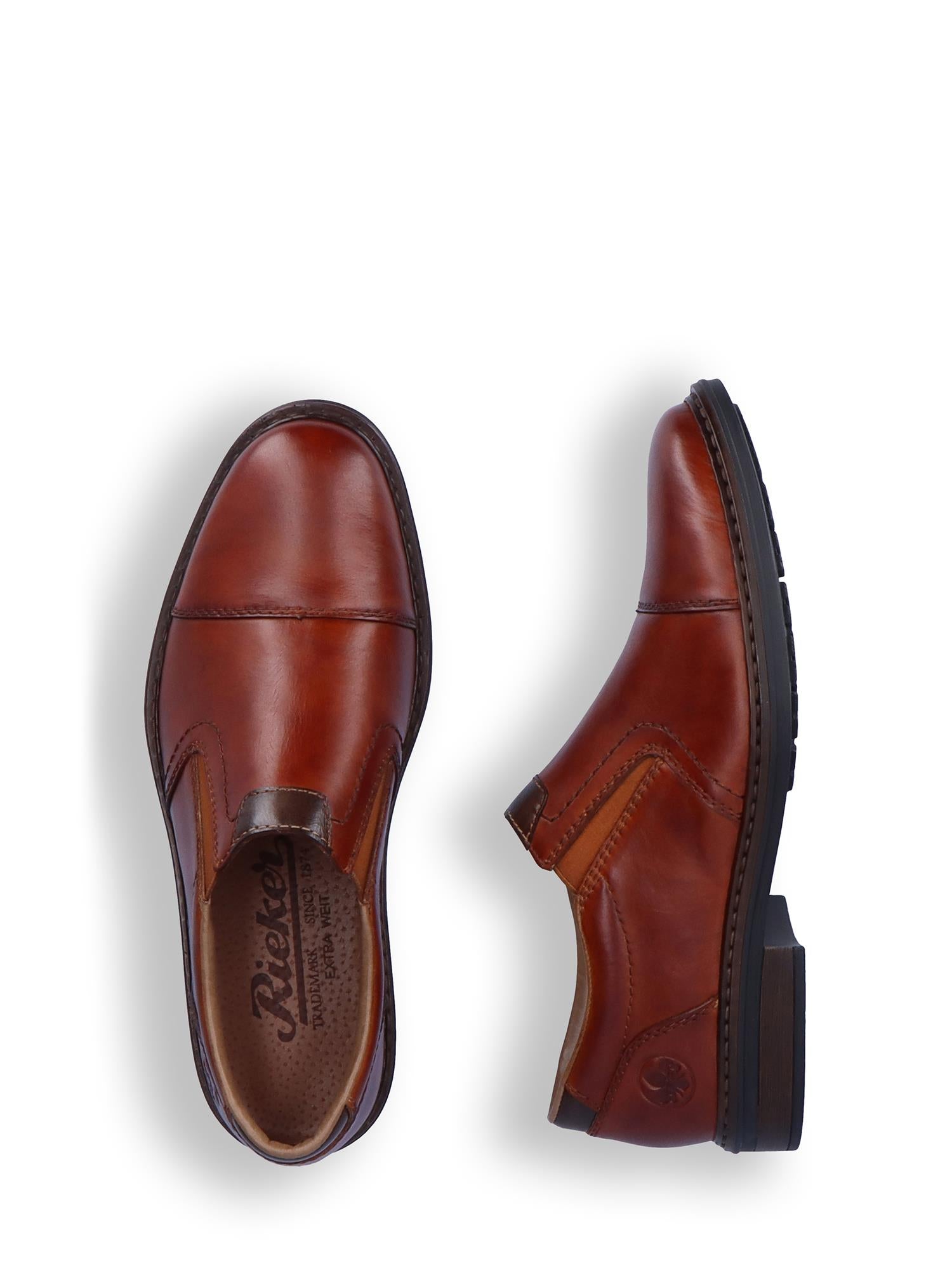 04367 Rieker Toffee Leather Dressko fra Rieker Comfort & Style er en brun slip-on i skinn med komfortbrett og synlige sømmer, vist ovenfra og fra siden mot en hvit bakgrunn.