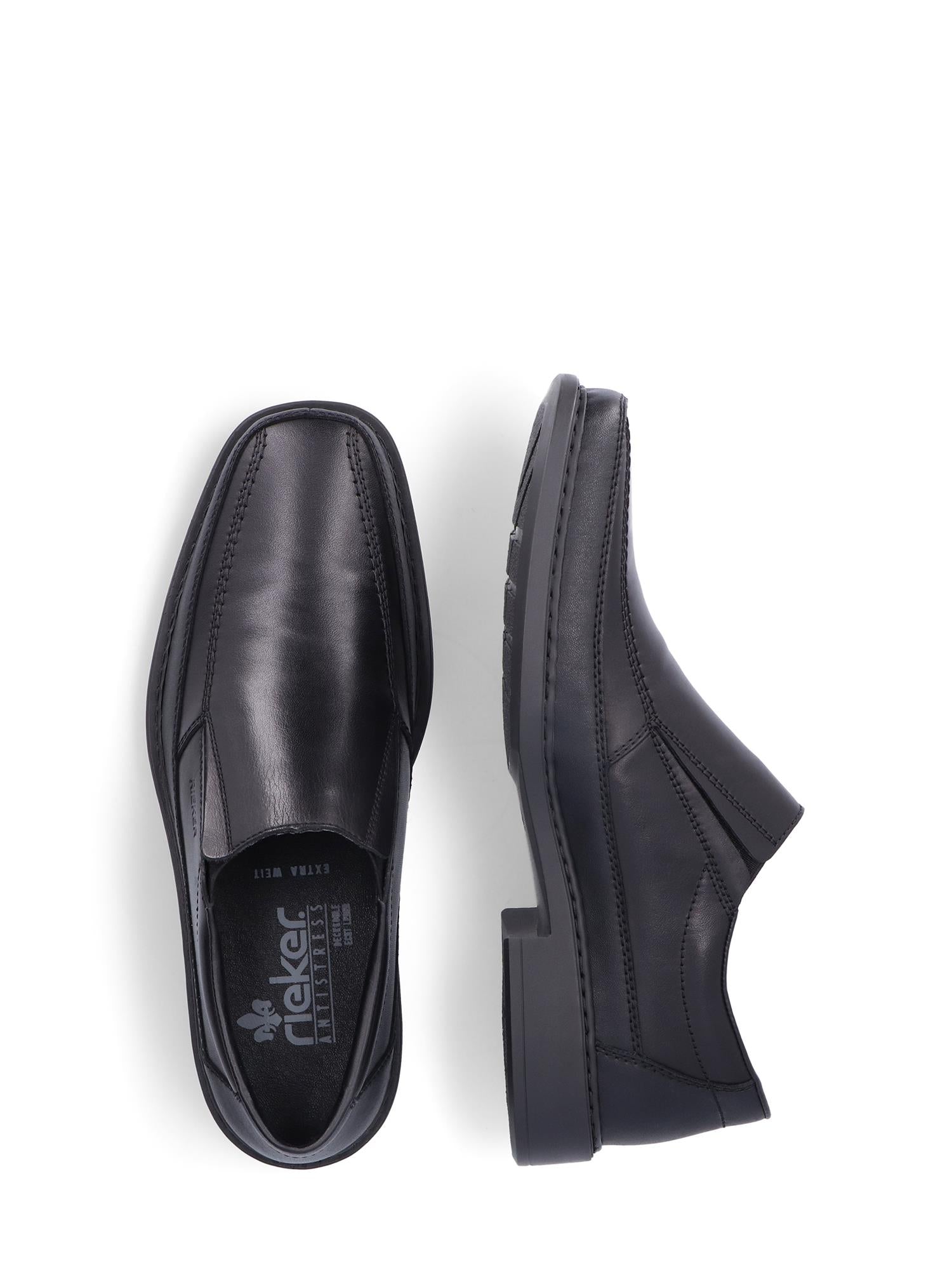 06765 Rieker Harrison Dressko fra Rieker Comfort & Style vist fra topp og side, med subtile stikninger, antistress skinninnersåle og lett hevet hæl—et tidløst design på hvit bakgrunn.