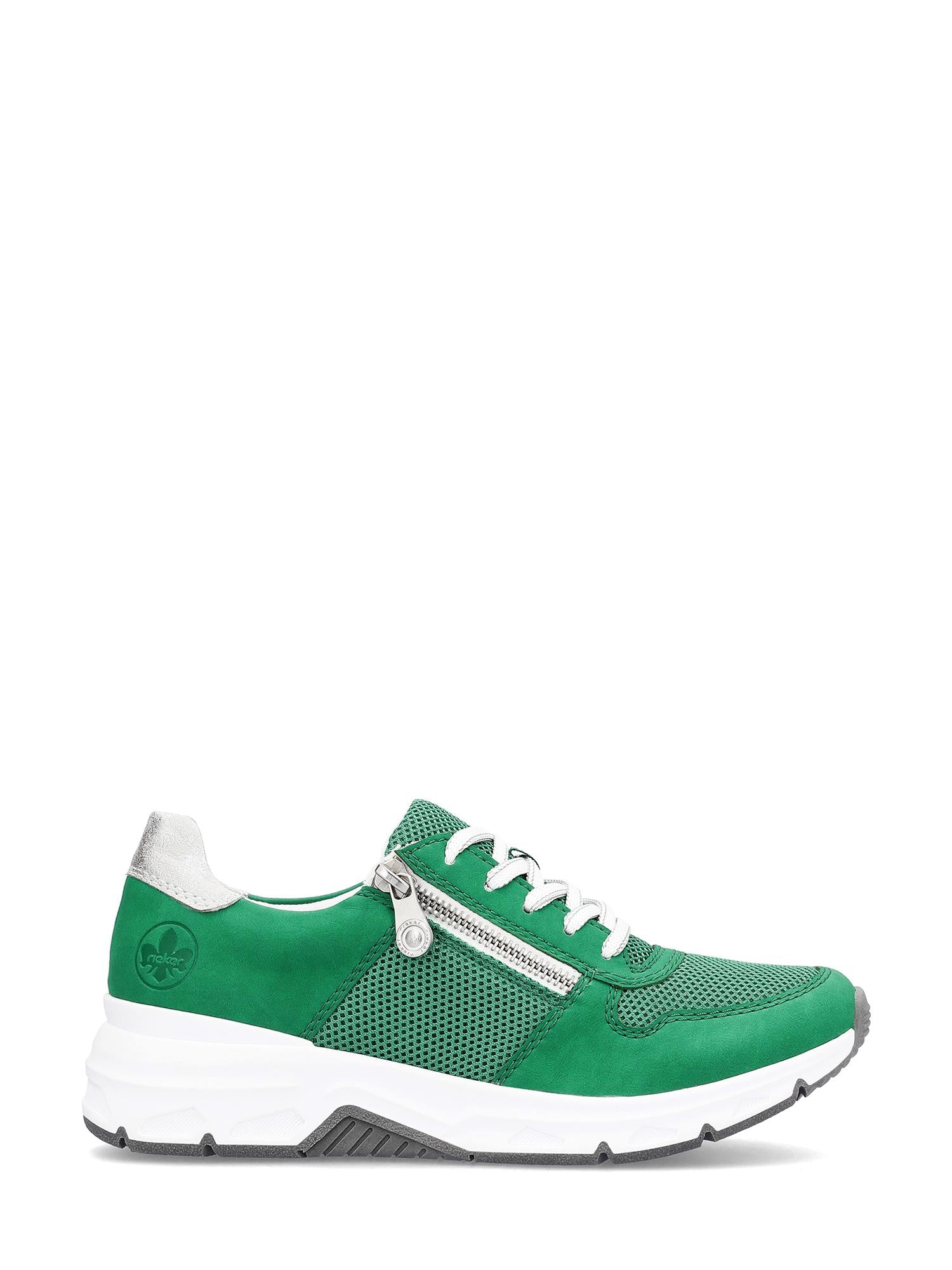 07540 Rieker MemoSoft Green-sneakersene fra Rieker Comfort & Style har hvite lisser, nettingpanel, glidelås på siden, hvit og grå såle, metallisk sølvfarget hældetalj, et lite emblem nær hælen og en MemoSoft-innersåle for komfort hele dagen.