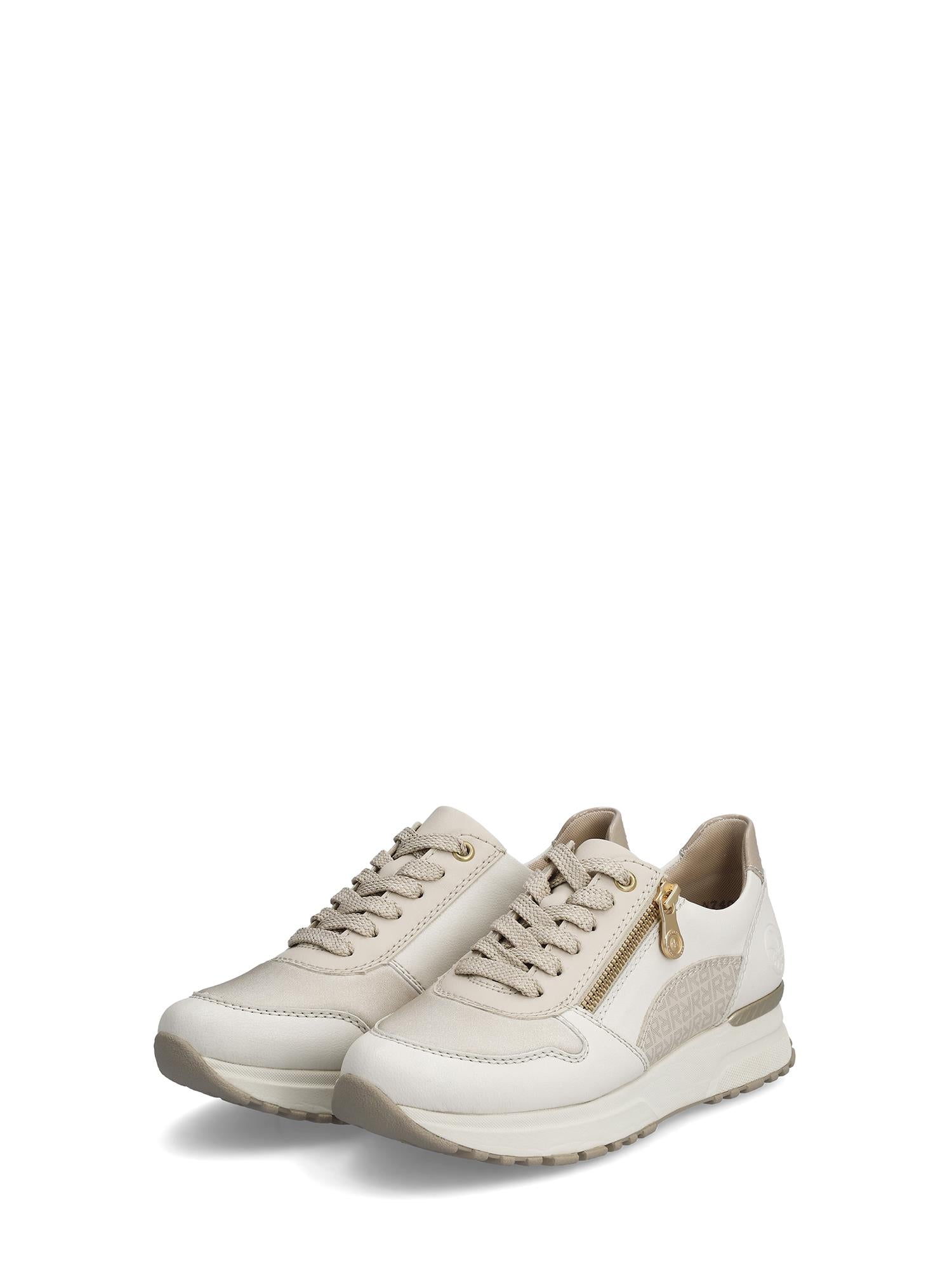 Rieker Comfort & Style 07580 Beige Leather zip Sneaker har snørebånd, glidelåser på siden, teksturerte sidedetaljer og en utskiftbar innersåle, vist mot en vanlig hvit bakgrunn.