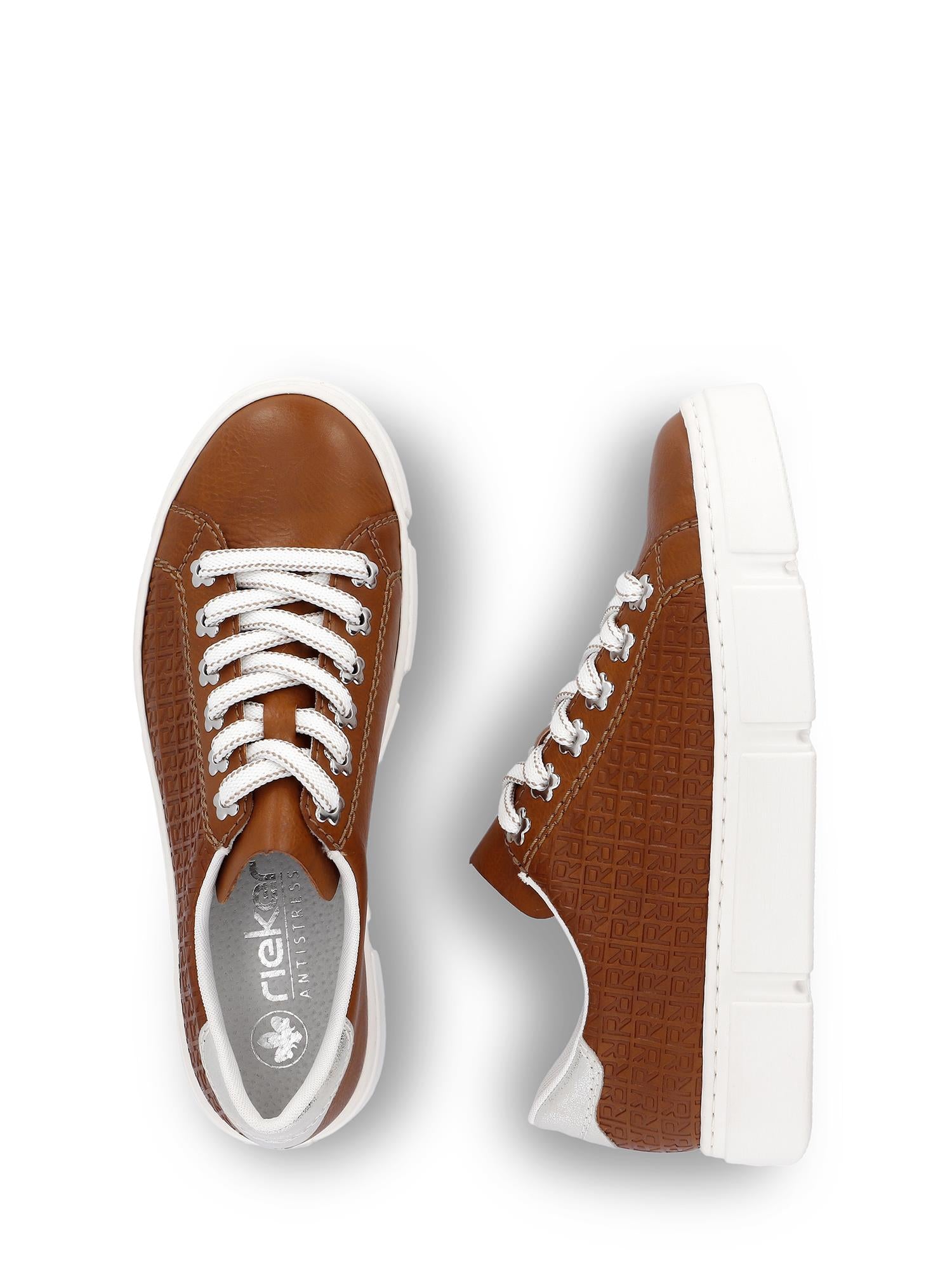 07575 Rieker Tawny Leather Sneaker fra Rieker Comfort & Style har brunt skinn, hvite lisser og tykke hvite såler, som blander moteriktig design med eksepsjonell komfort – vist ovenfra og fra siden mot en hvit bakgrunn.