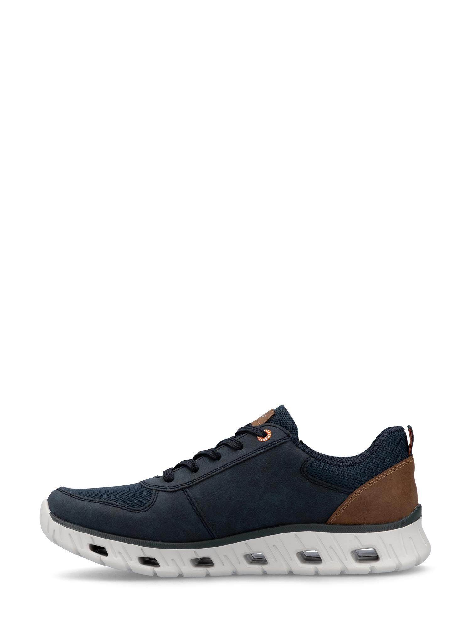 Rieker Sport 02877 AirBounce Sneakers Navy har mørkeblått syntetisk skinn, svarte lisser, en hvit segmentert såle og en brun hældetalj, vist i sideprofil mot en hvit bakgrunn.