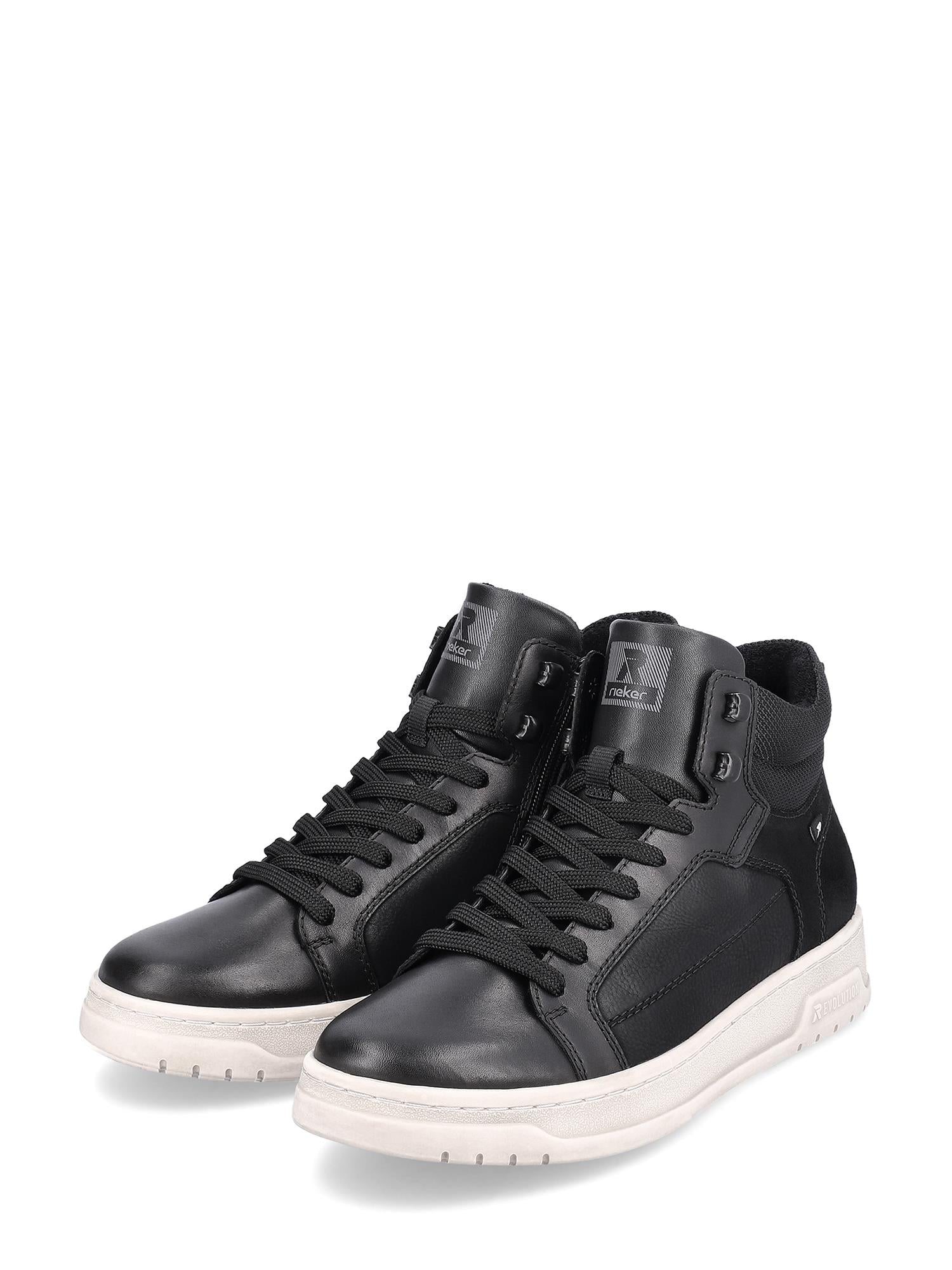 04511 Rieker-Evolution Nero High-Evolution Walk Dry fra Rieker-Evolution er svarte sportssko med hvite såler, svarte lisser, en diskret logo på tungen og siden og innleggssåler i minneskum, vist litt vinklet mot venstre på en hvit bakgrunn.