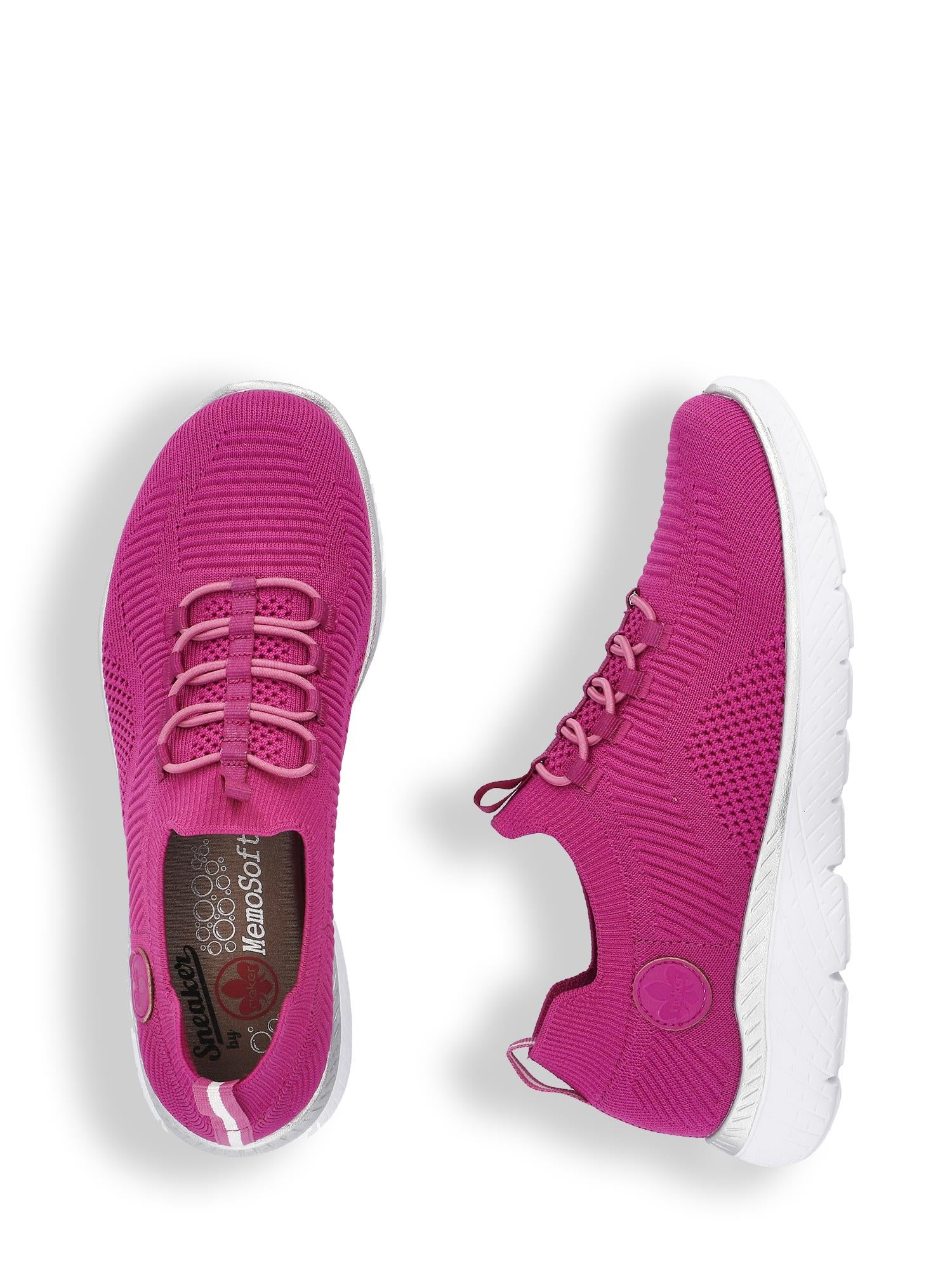 Et par magenta Rieker Sport 07559 joggesko med hvit teksturert EVA-såle, vist ovenfra og fra siden. Har elastiske lisser og en komfortabel MemoSoft-innersåle for ekstra demping.