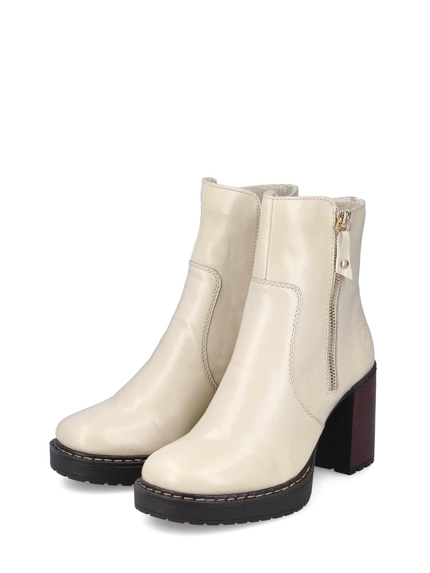 04391 Rieker Marseille Boot fra Rieker Comfort & Style har elfenbensfarget skinn, chunky brun hæl, glidelåser på siden, synlige sømmer i sålen, en robust mørk plattform og antistress-teknologi for overlegen komfort.