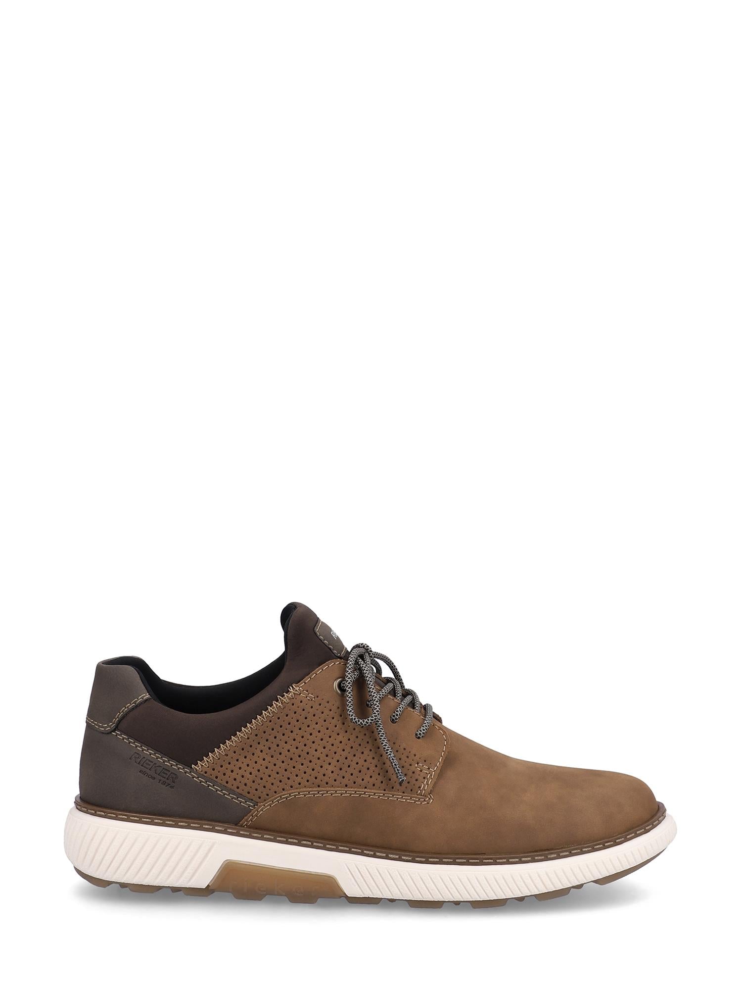 04384 Rieker Nougat Sneaker Leather fra Rieker Comfort & Style har brunt glatt skinn, perforerte sidepaneler, en mørkebrun hældetalj, hvit gummisåle og ekstra bredt for komfort. Vist fra siden mot en hvit bakgrunn.