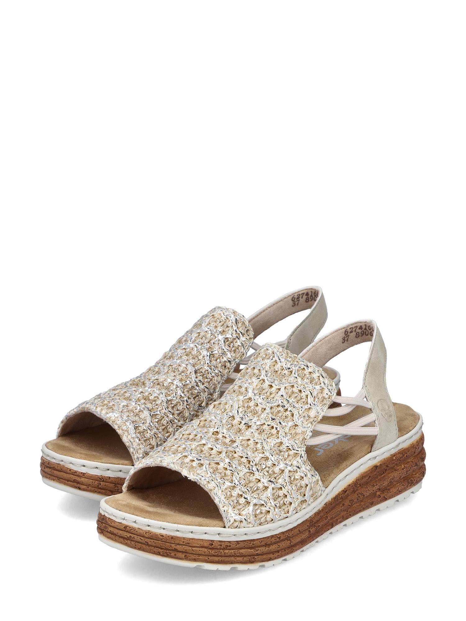 02991 Rieker Lumea Sandal fra Rieker Comfort & Style har vevd beige overdel, justerbare remmer bak, platåsåle med kork og hvite gummilag og innebygd antistress-teknologi for ekstra komfort.