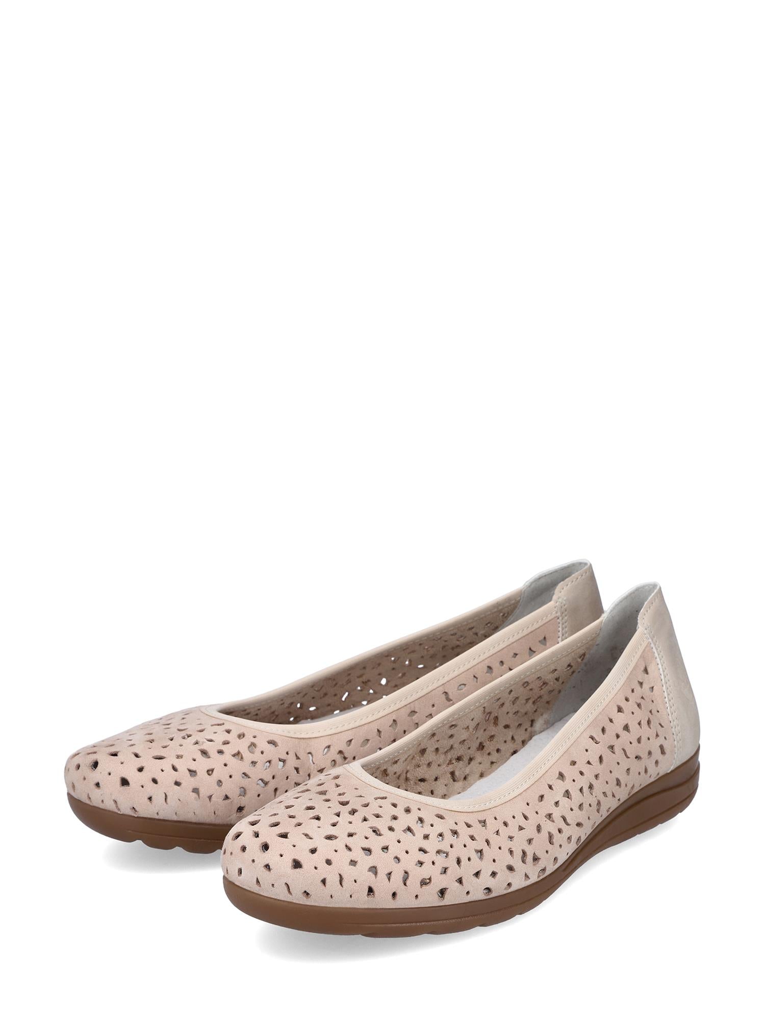 Et par 08053 Rieker Ginger Air ballerinasko fra Rieker Comfort & Style i lyserosa skinn med små perforeringsmønstre og brune, sklisikre gummisåler, vist på hvit bakgrunn.