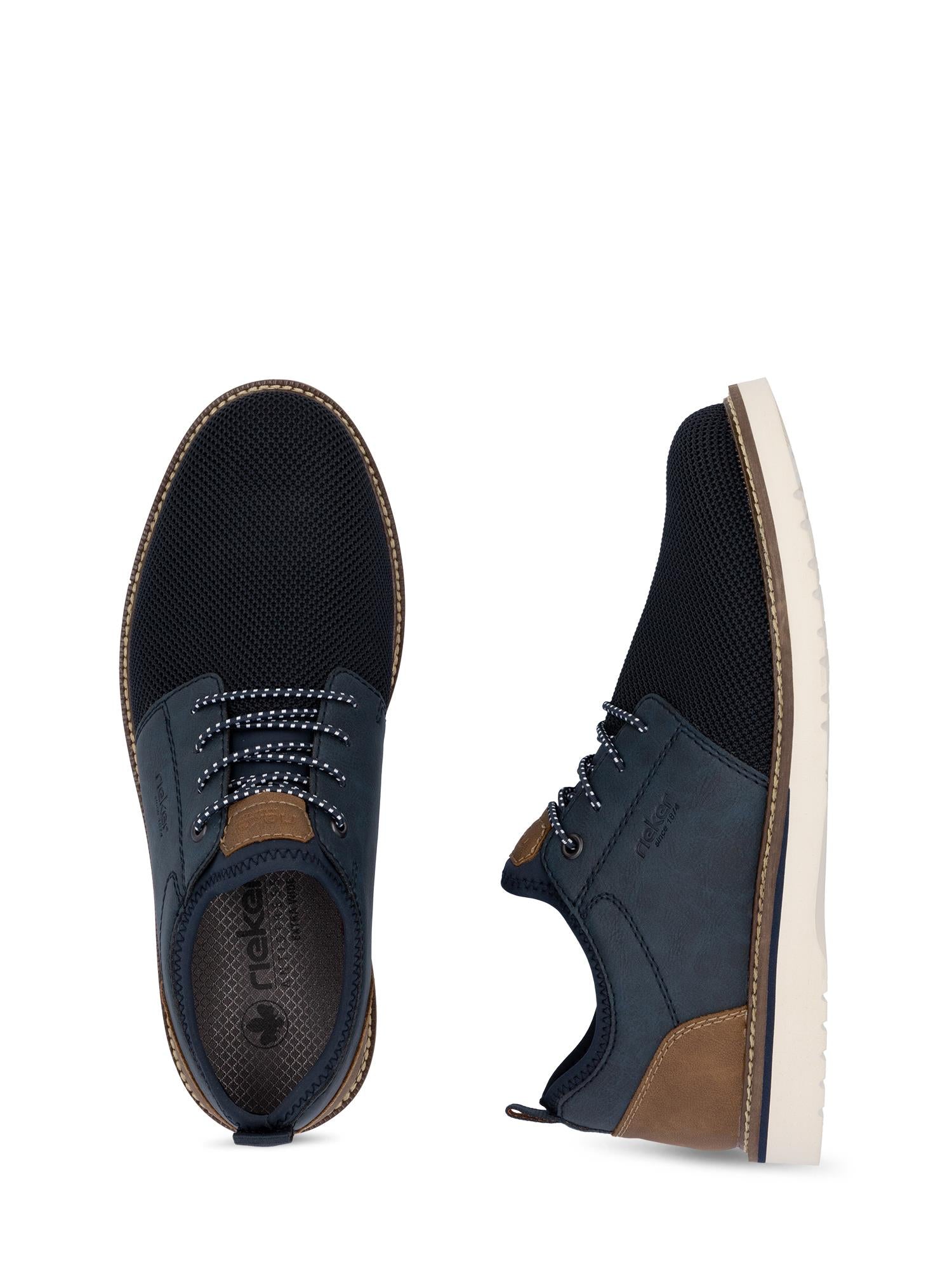 Et par Rieker Comfort & Style 02882 EasyWalk Slip-on joggesko for herrer i marineblå med brune detaljer og hvit såle; den ene skoen vises ovenfra, den andre fra siden, og fremhever den strukturerte overdelen, de mønstrede lissene og den karakteristiske Komfort.