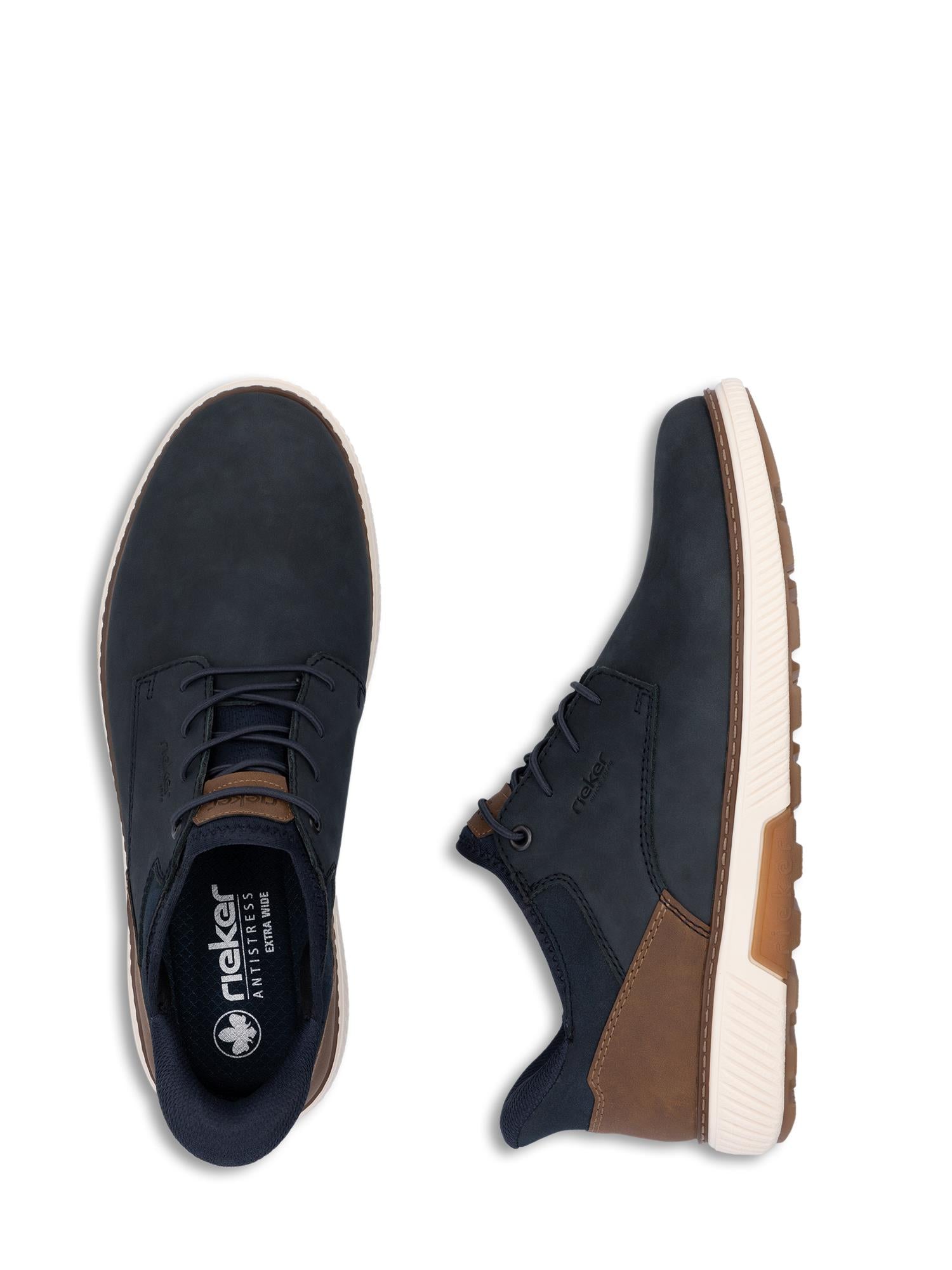 03056 Rieker Navy Wide Comfort Slip-on fra Rieker Comfort & Style er vist ovenfra og fra siden på en hvit bakgrunn. Med en sklisikker såle og teksturerte paneler tilbyr disse slip-ons komfort, grep og tidløs stil.