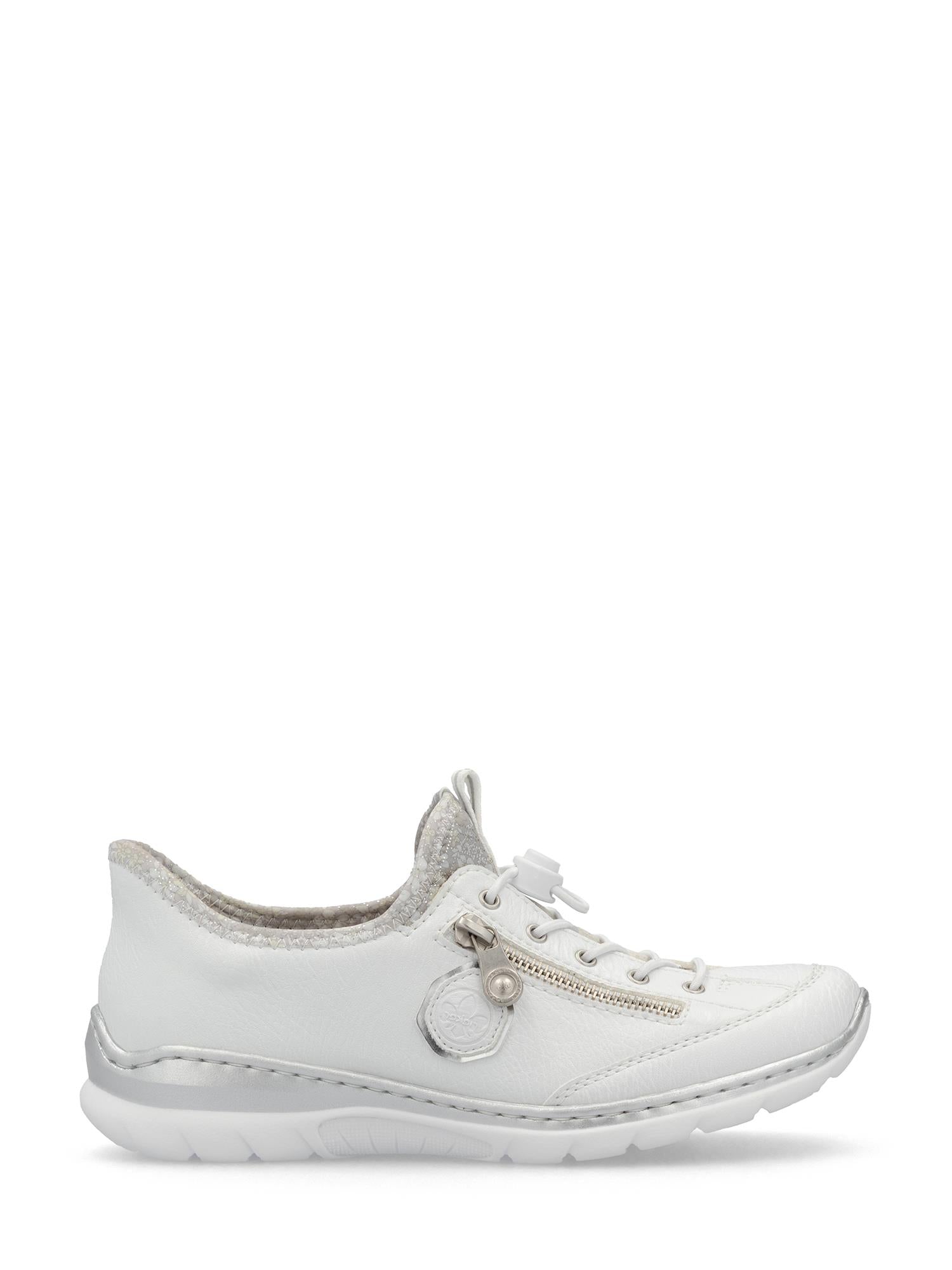 03150 Rieker EasyMove Slip-on White fra Rieker Comfort & Style er en hvit casual sneaker med sølvfargede detaljer, glidelås på siden med dekorativ sjarm, IM-EVA-såle for komfort, rund tå og en fleksibel slip-on-design.