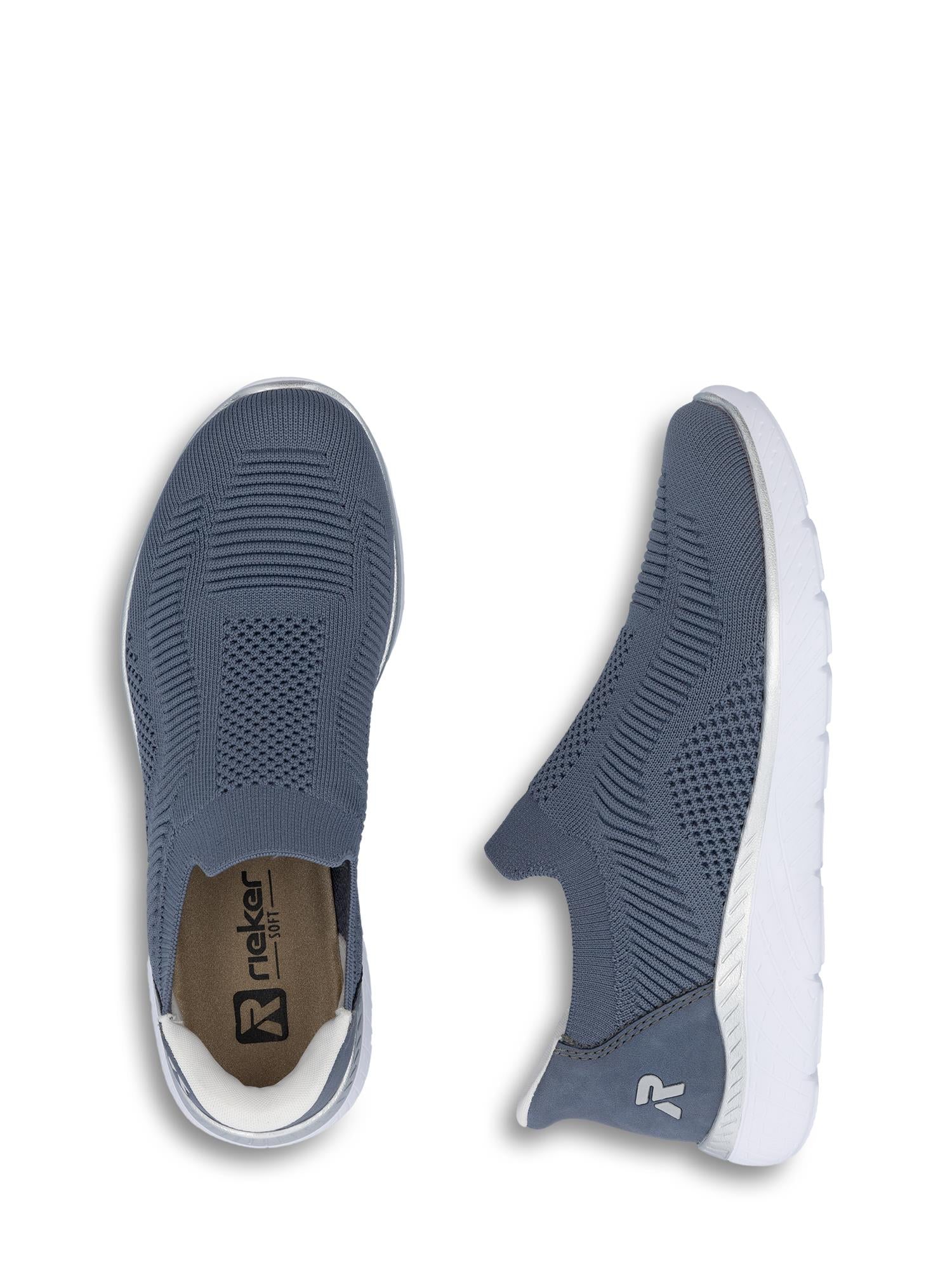 Oversiktsbilde av Rieker Sport 07136 Ready2GO Slip-On sportssko i blått med hvit såle. Den ene skoen viser Rieker-merket på innersålen, mens den andre viser detaljer på siden og sålen - designet for komfort hele dagen.